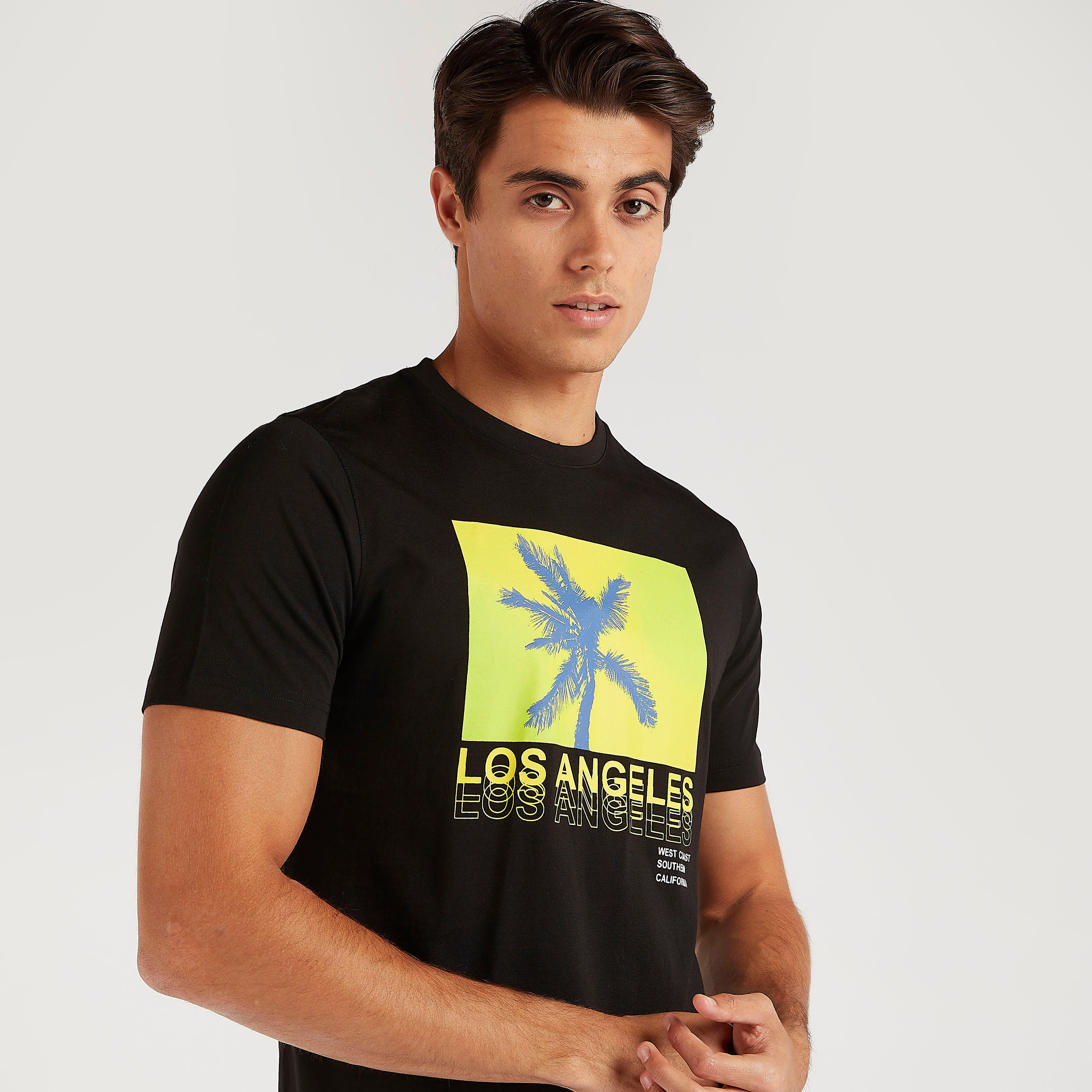 تيشيرت بياقة ضيّقة وأكمام قصيرة وطبعات-men-clothing-tshirtsandpolos-tshirts-image-2