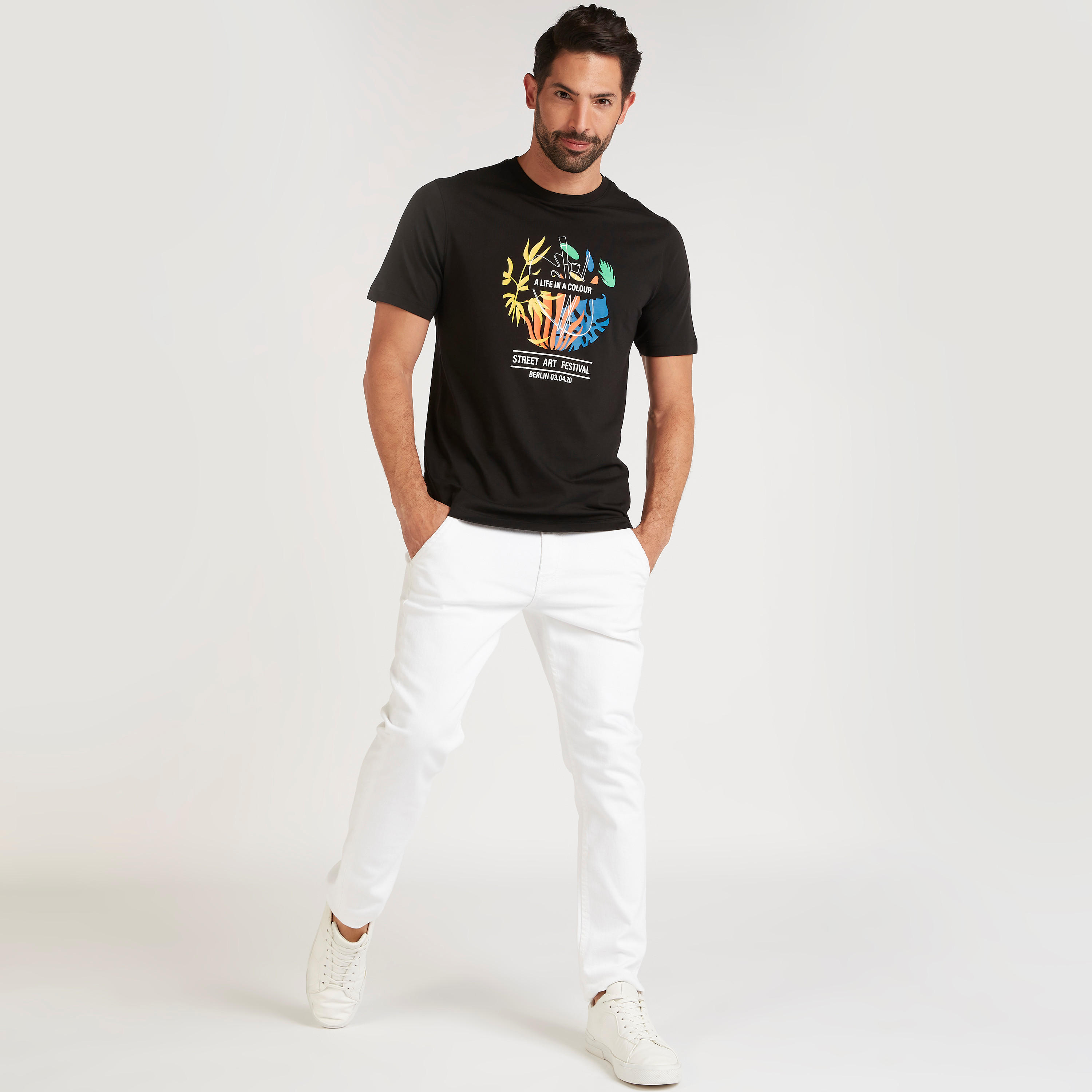 تيشيرت بياقة ضيّقة وأكمام قصيرة وطبعات-men-clothing-tshirtsandpolos-tshirts-image-2