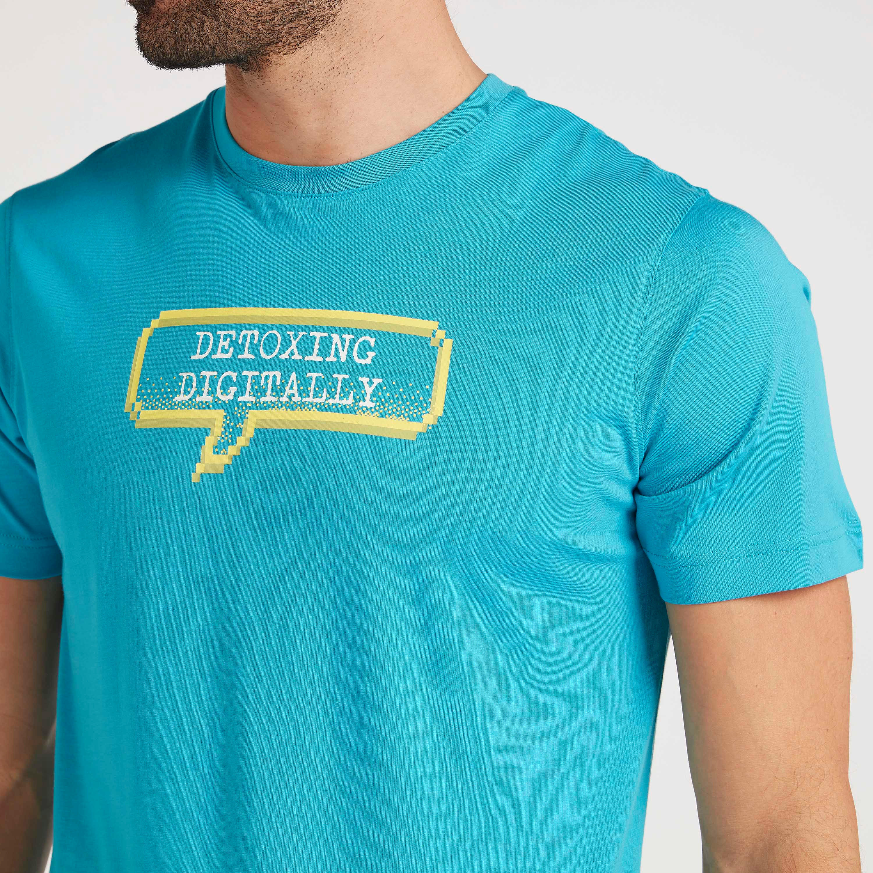 تيشيرت بياقة ضيّقة وأكمام قصيرة وطبعات-men-clothing-tshirtsandpolos-tshirts-image-2
