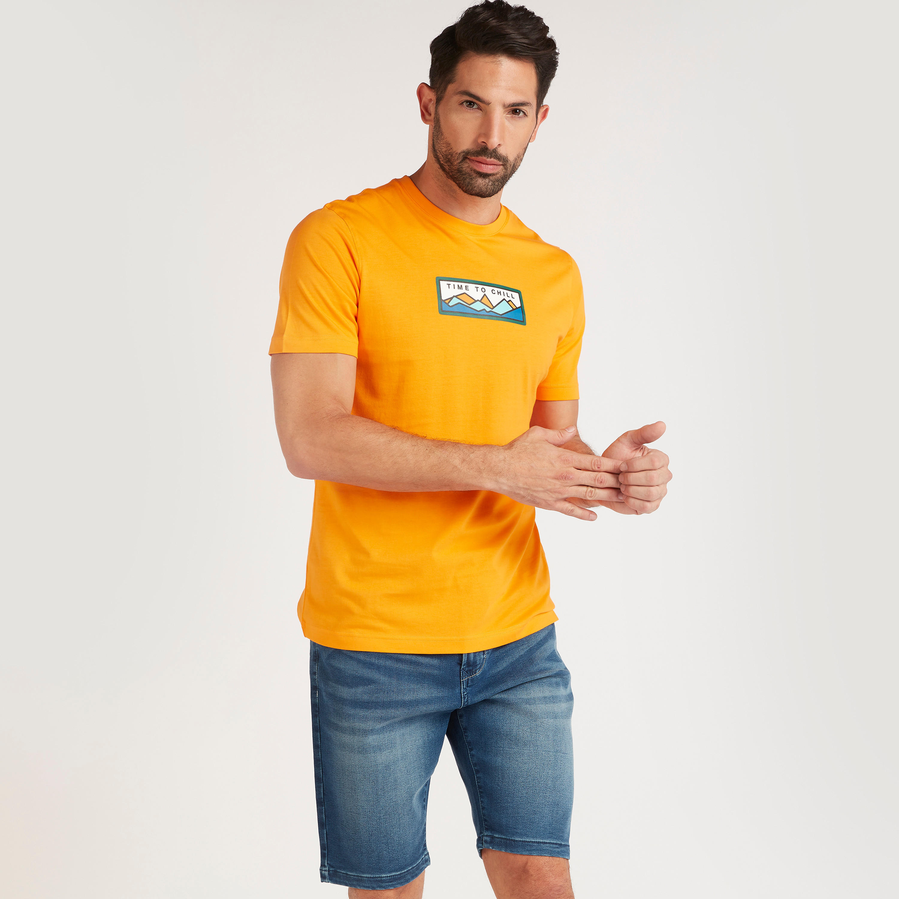 تيشيرت بياقة ضيّقة وطبعات جرافيك وأكمام قصيرة-men-clothing-tshirtsandpolos-tshirts-image-1
