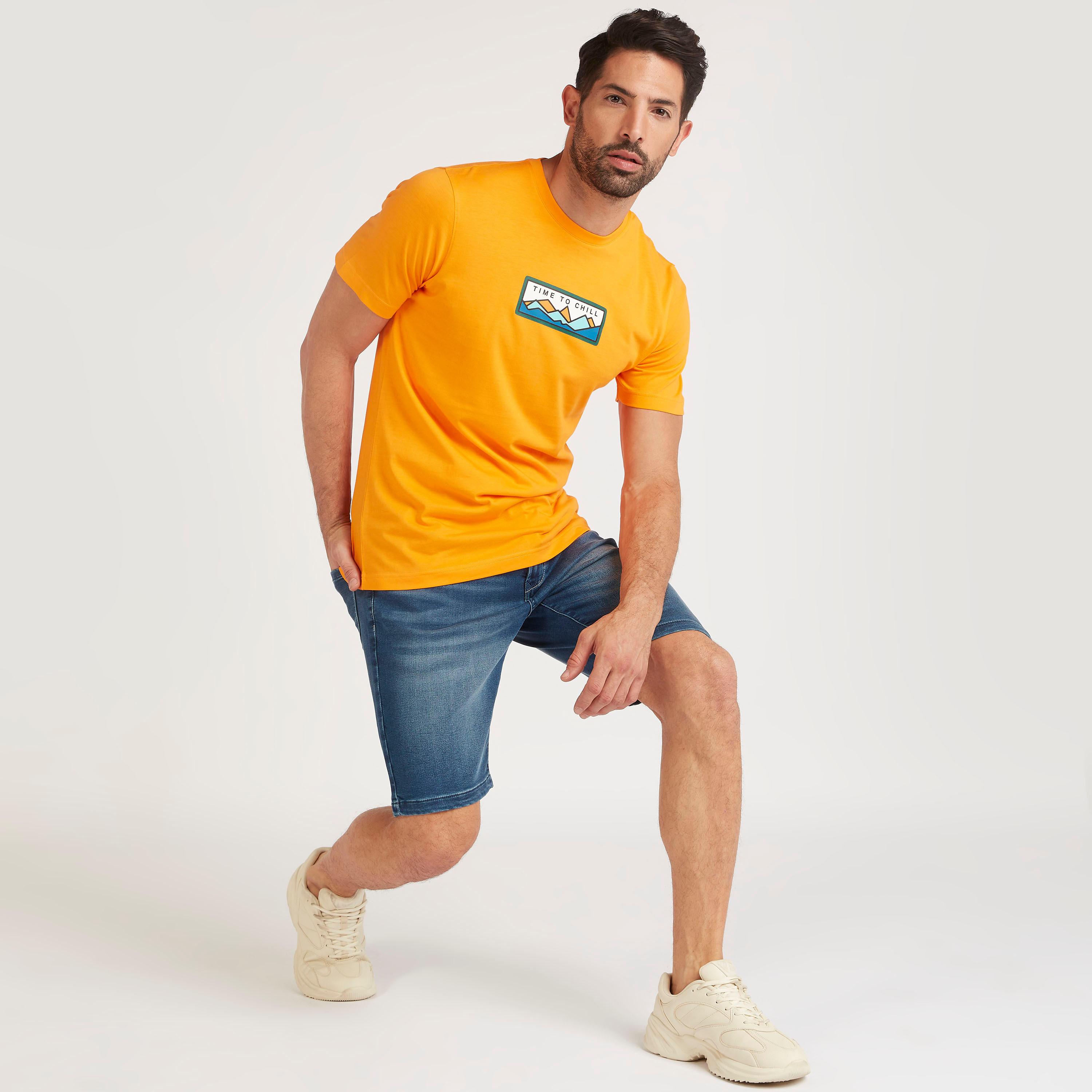 تيشيرت بياقة ضيّقة وطبعات جرافيك وأكمام قصيرة-men-clothing-tshirtsandpolos-tshirts-image-2