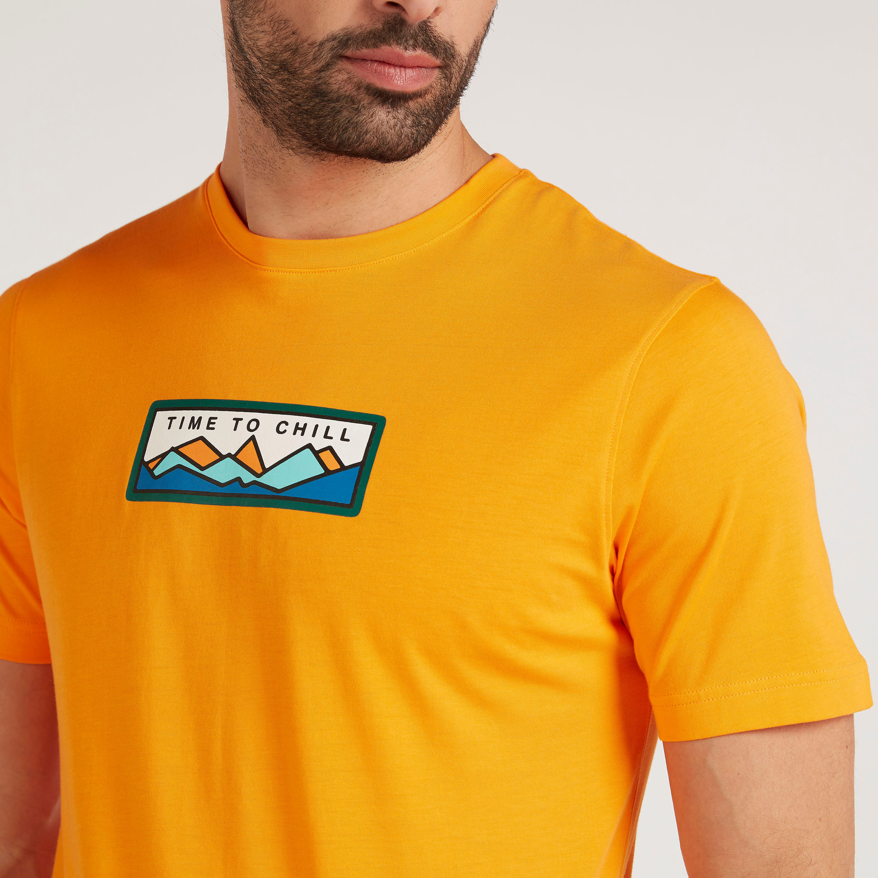 تيشيرت بياقة ضيّقة وطبعات جرافيك وأكمام قصيرة-men-clothing-tshirtsandpolos-tshirts-image-3