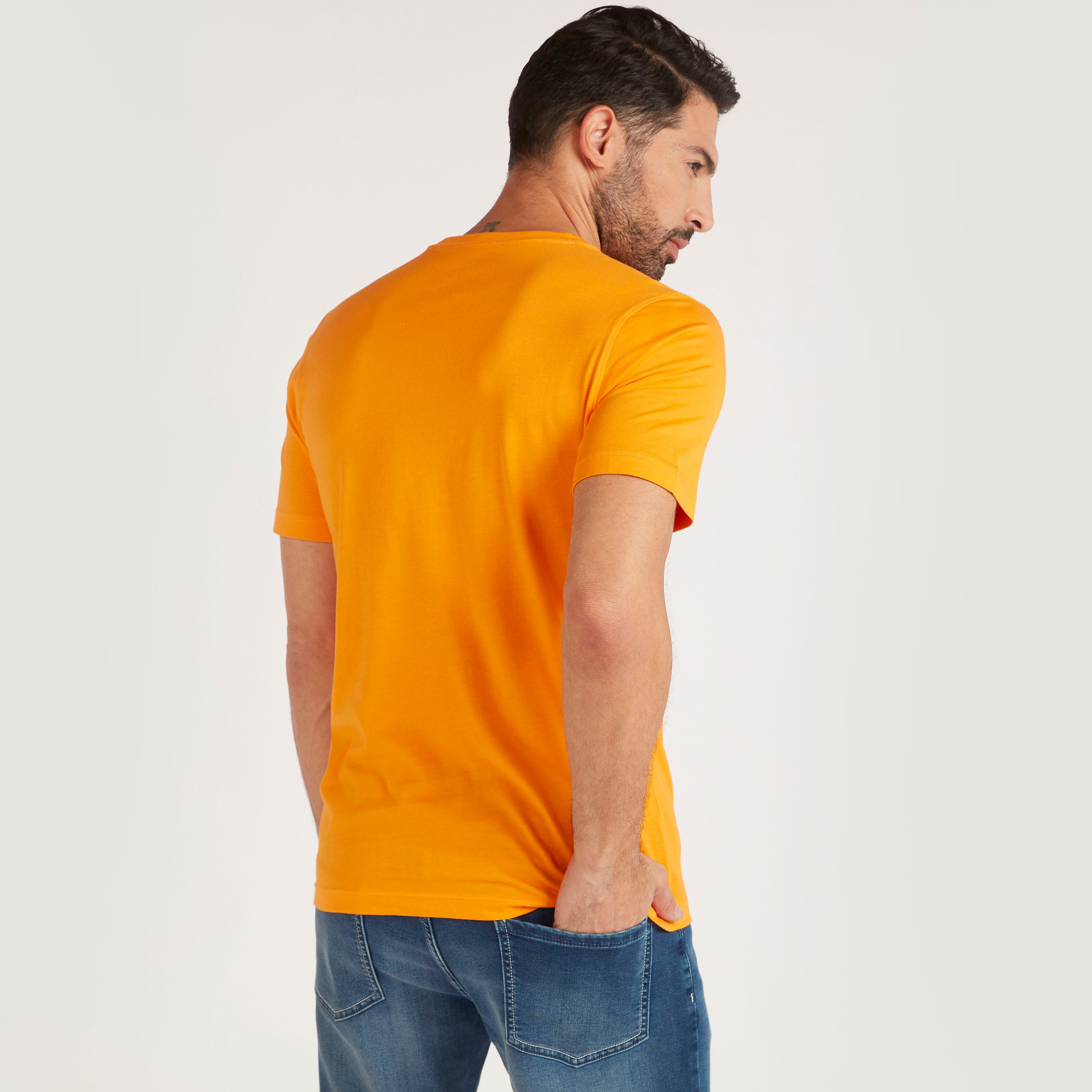 تيشيرت بياقة ضيّقة وطبعات جرافيك وأكمام قصيرة-men-clothing-tshirtsandpolos-tshirts-image-4
