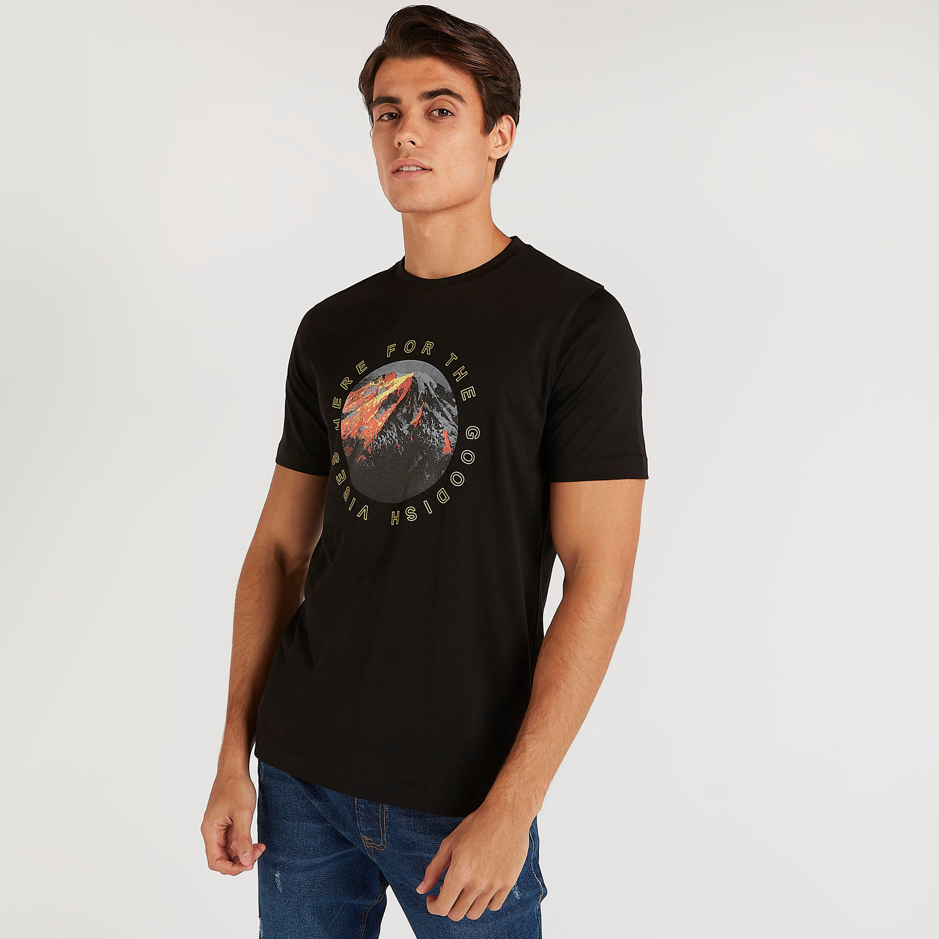 تيشيرت بياقة ضيّقة وأكمام قصيرة وطبعات-men-clothing-tshirtsandpolos-tshirts-image-1