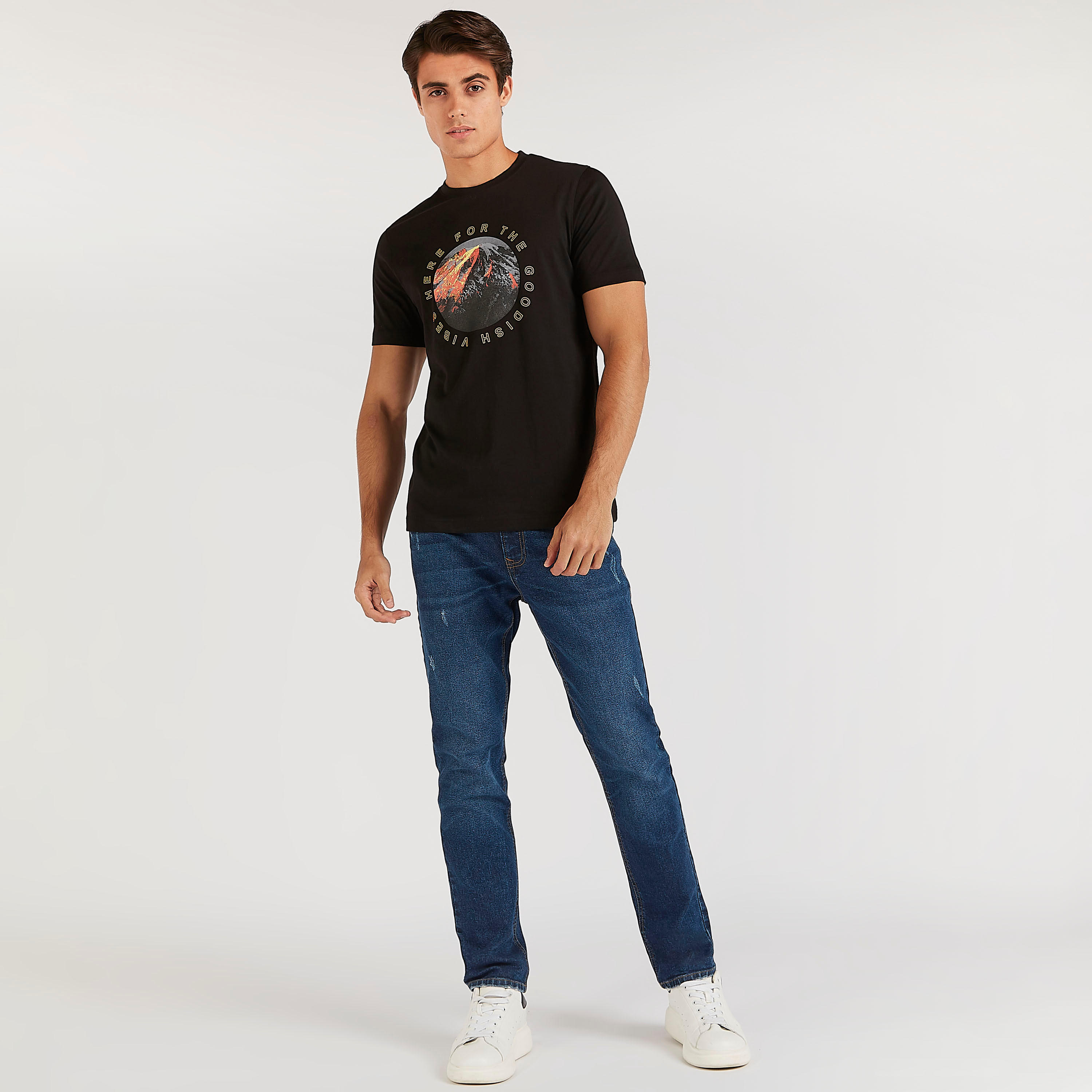 تيشيرت بياقة ضيّقة وأكمام قصيرة وطبعات-men-clothing-tshirtsandpolos-tshirts-image-2