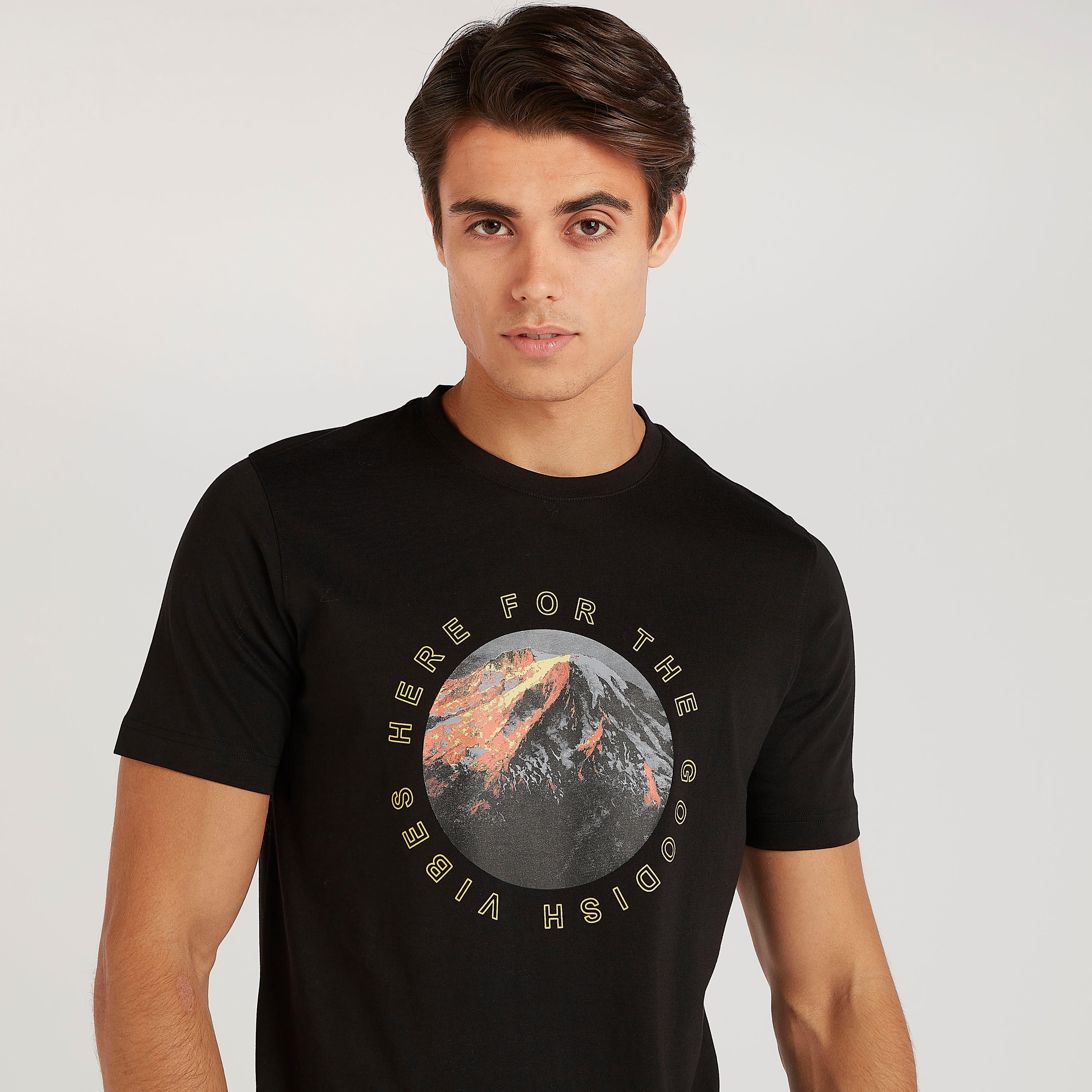 تيشيرت بياقة ضيّقة وأكمام قصيرة وطبعات-men-clothing-tshirtsandpolos-tshirts-image-3