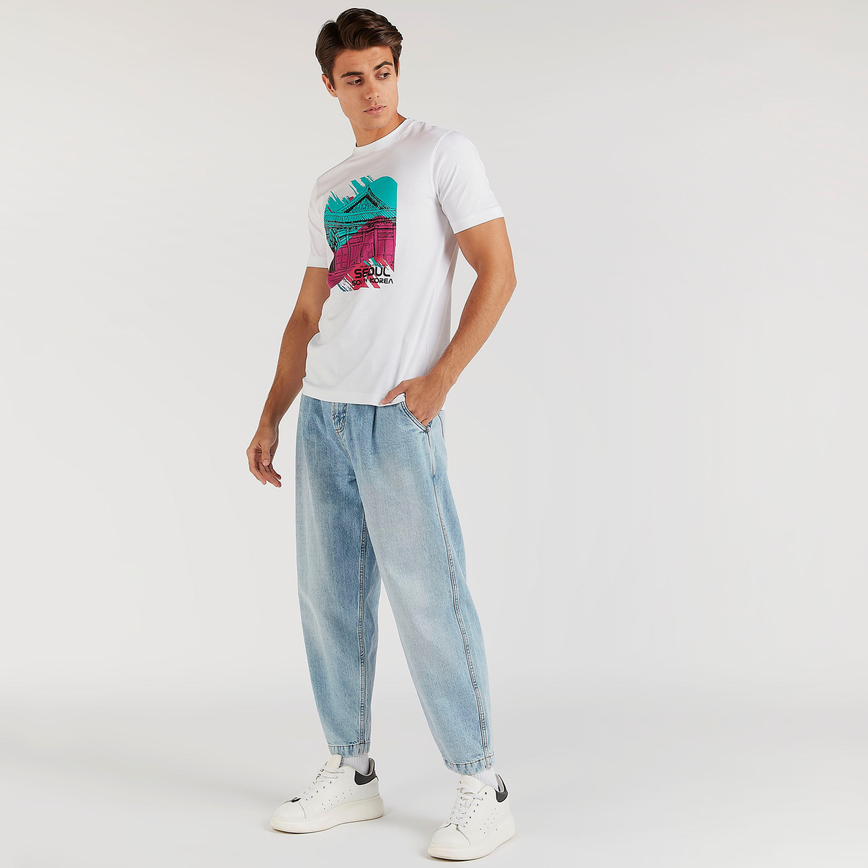 تيشيرت بياقة ضيّقة وأكمام قصيرة وطبعات-men-clothing-tshirtsandpolos-tshirts-image-2