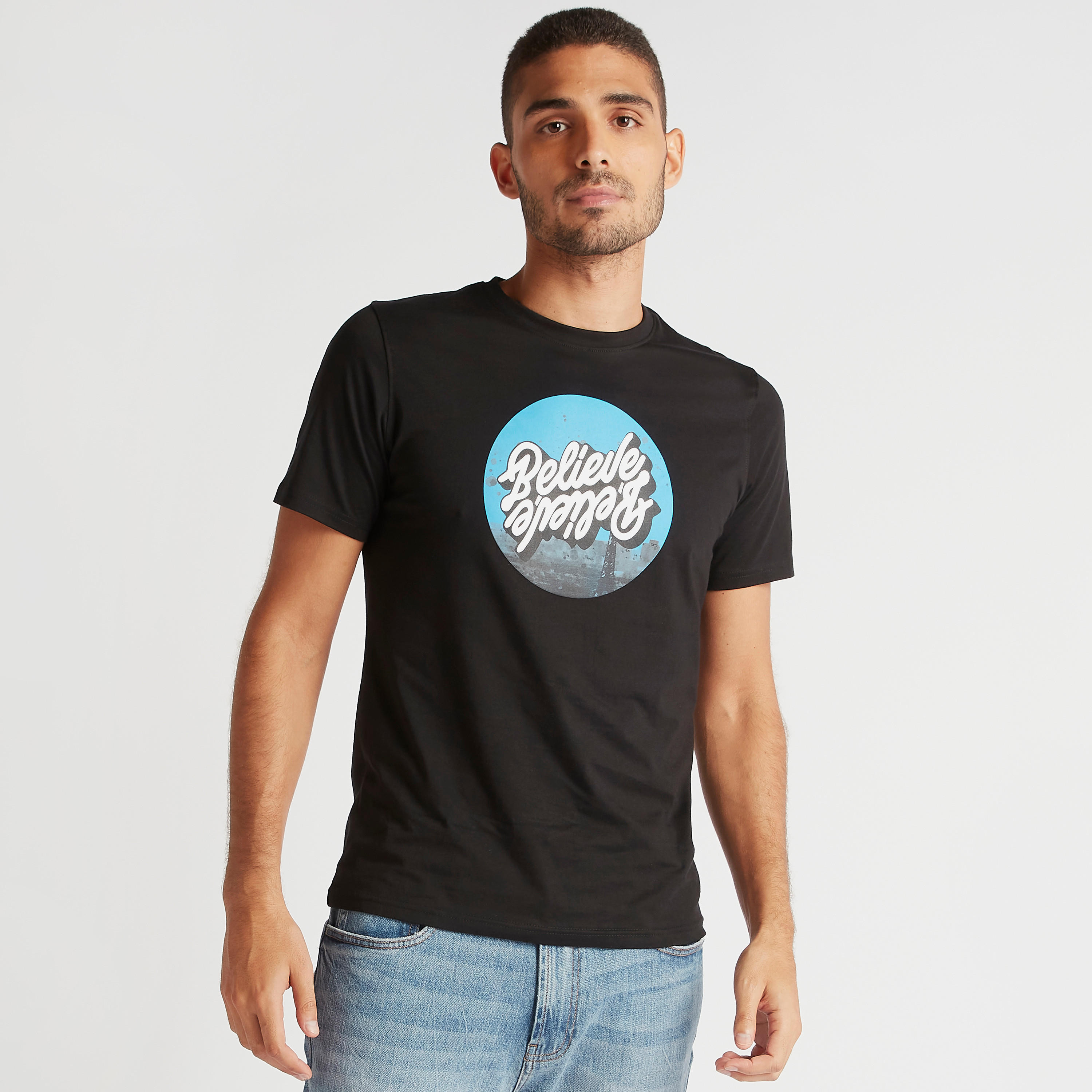 تيشيرت بياقة ضيّقة وأكمام قصيرة وطبعات بيليف-men-clothing-tshirtsandpolos-tshirts-image-1