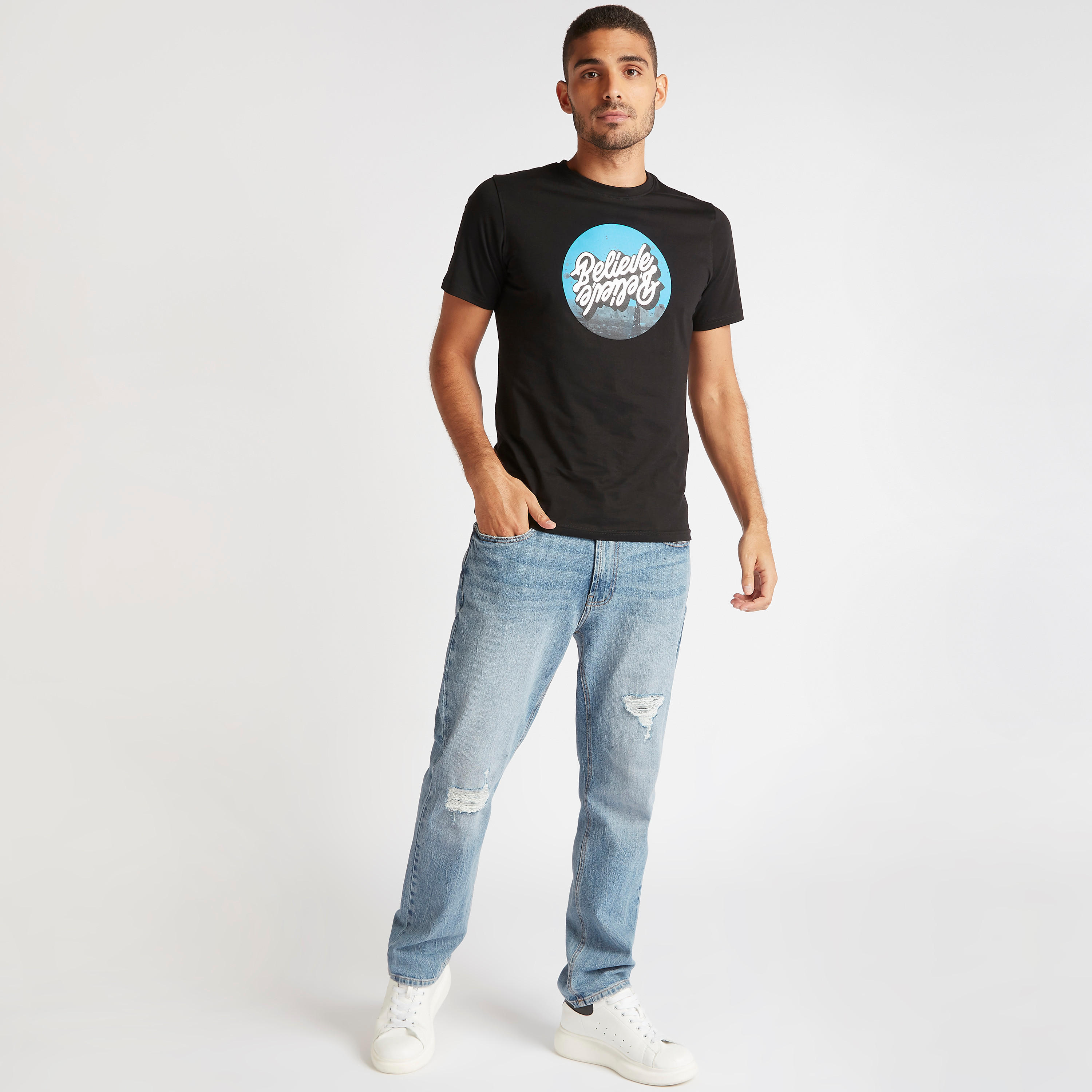 تيشيرت بياقة ضيّقة وأكمام قصيرة وطبعات بيليف-men-clothing-tshirtsandpolos-tshirts-image-2