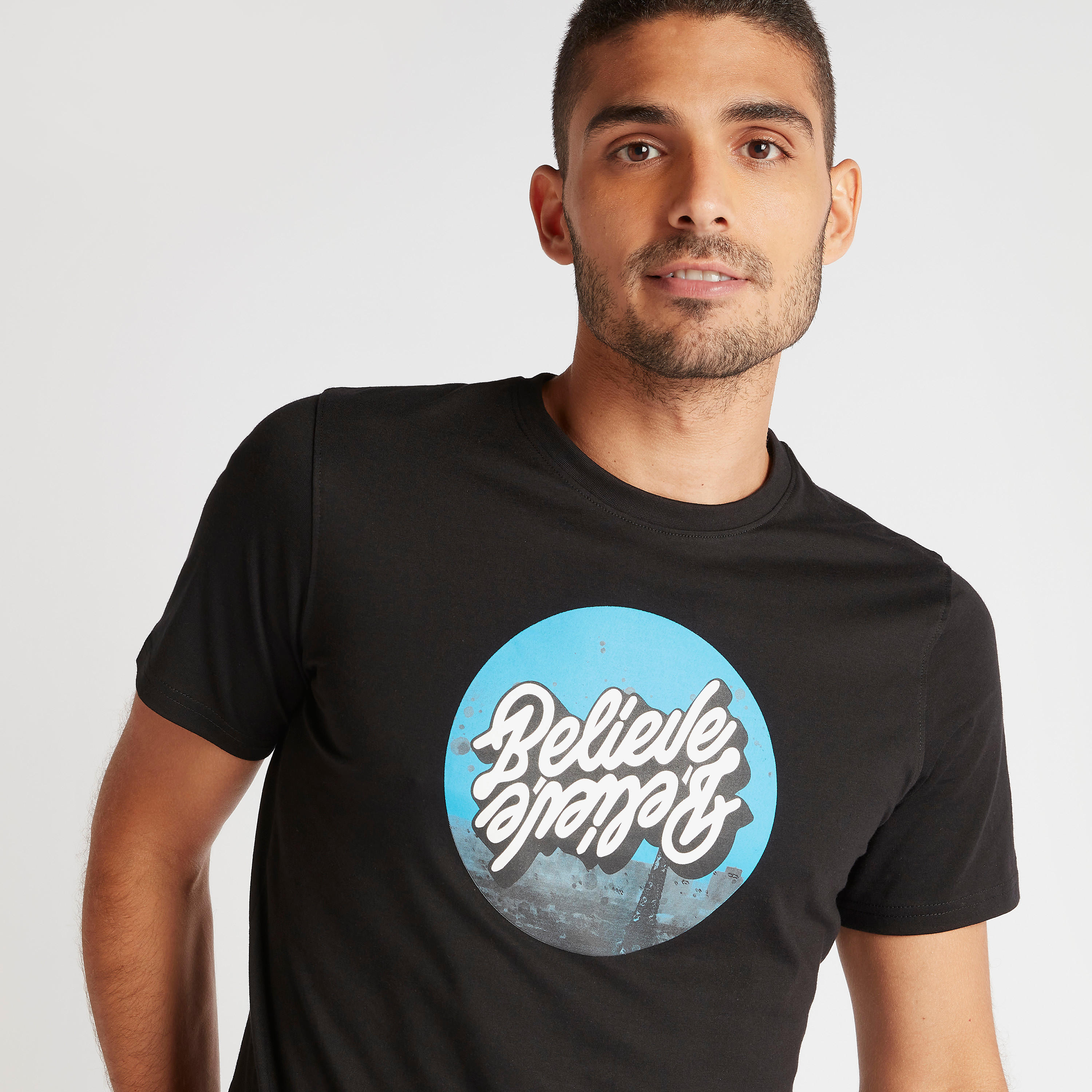 تيشيرت بياقة ضيّقة وأكمام قصيرة وطبعات بيليف-men-clothing-tshirtsandpolos-tshirts-image-3