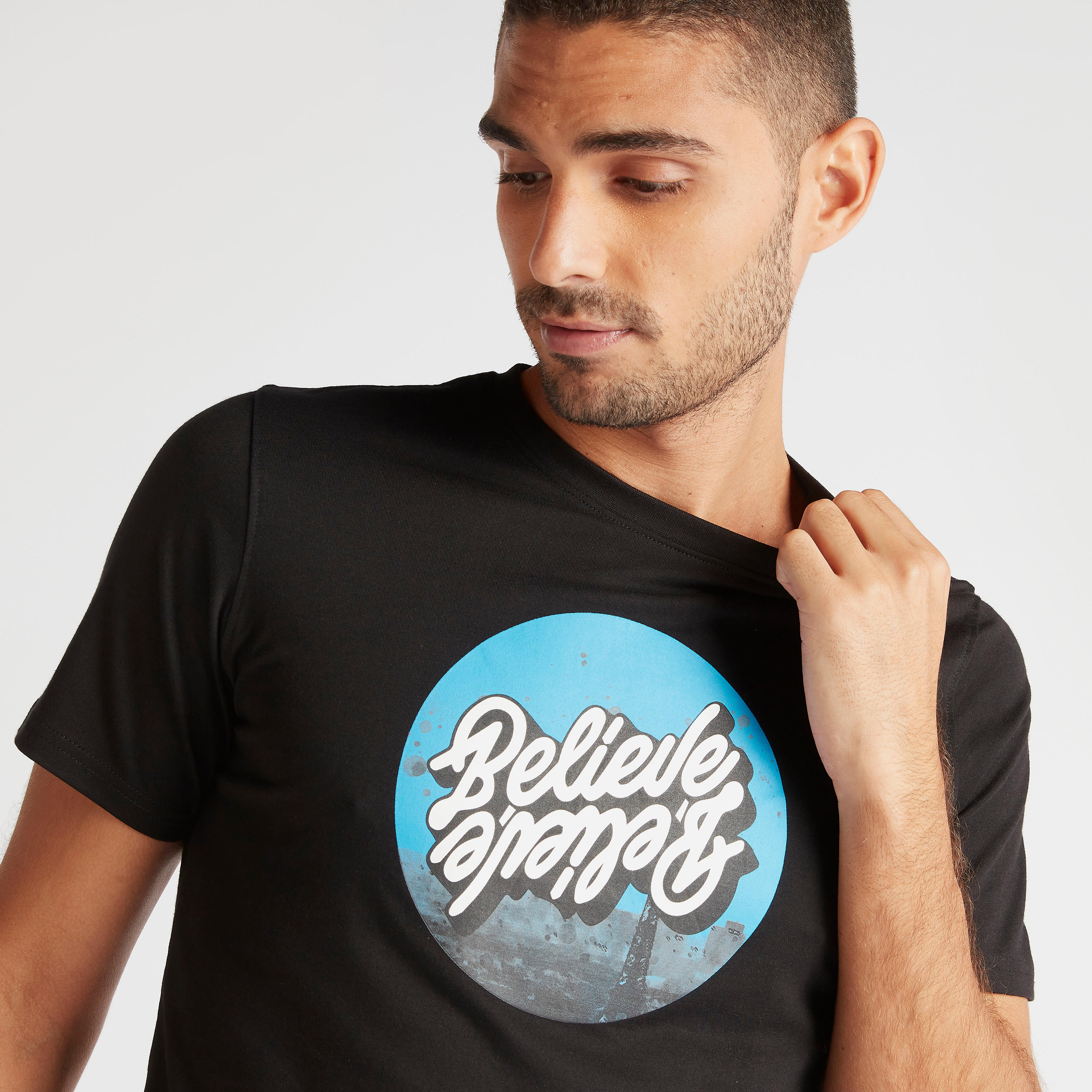 تيشيرت بياقة ضيّقة وأكمام قصيرة وطبعات بيليف-men-clothing-tshirtsandpolos-tshirts-image-5