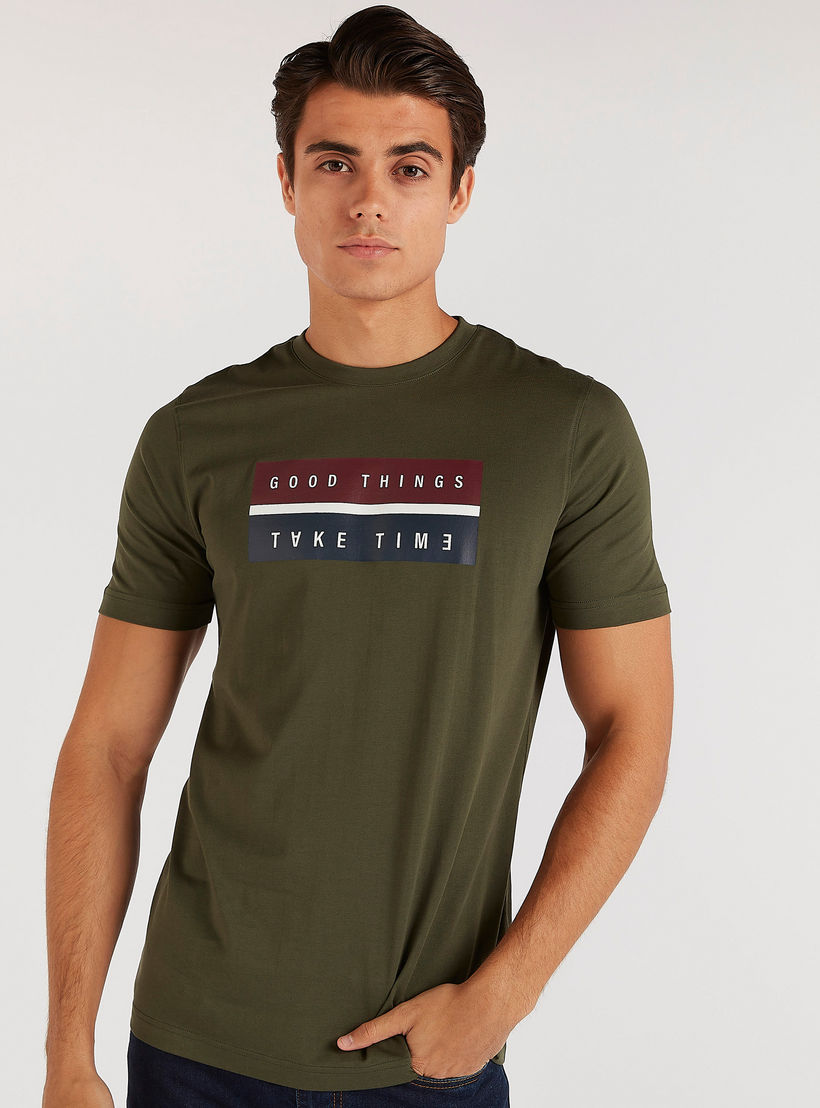 تيشيرت بياقة ضيّقة وأكمام قصيرة وطبعات-men-clothing-tshirtsandpolos-tshirts-image-5