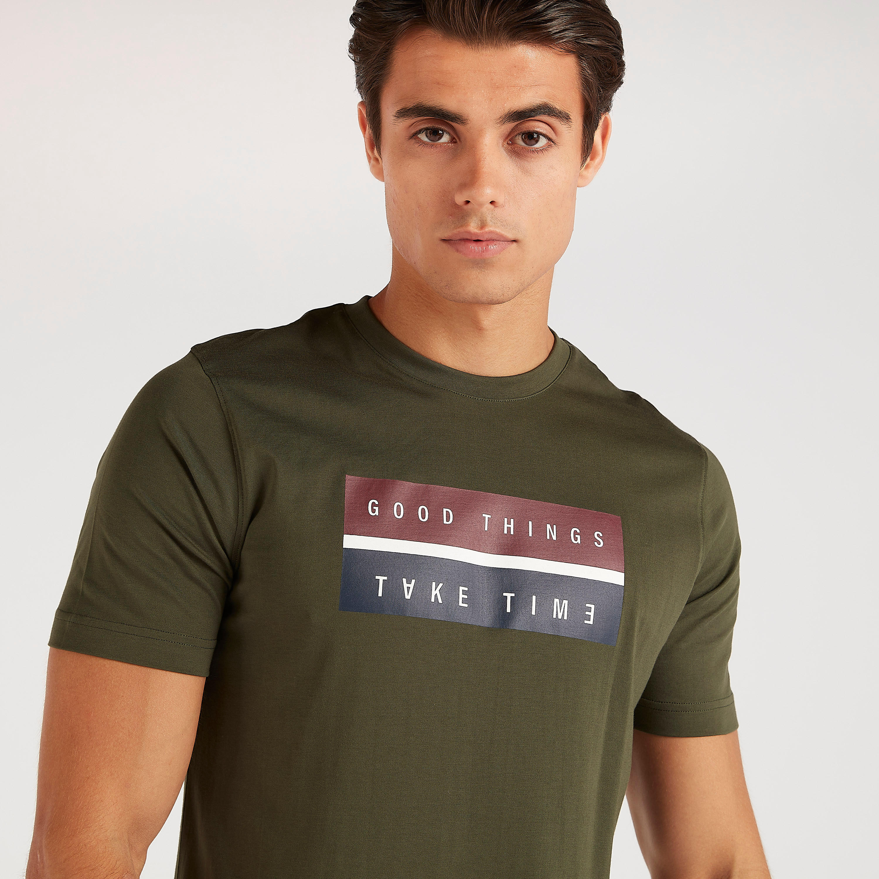 تيشيرت بياقة ضيّقة وأكمام قصيرة وطبعات-men-clothing-tshirtsandpolos-tshirts-image-3