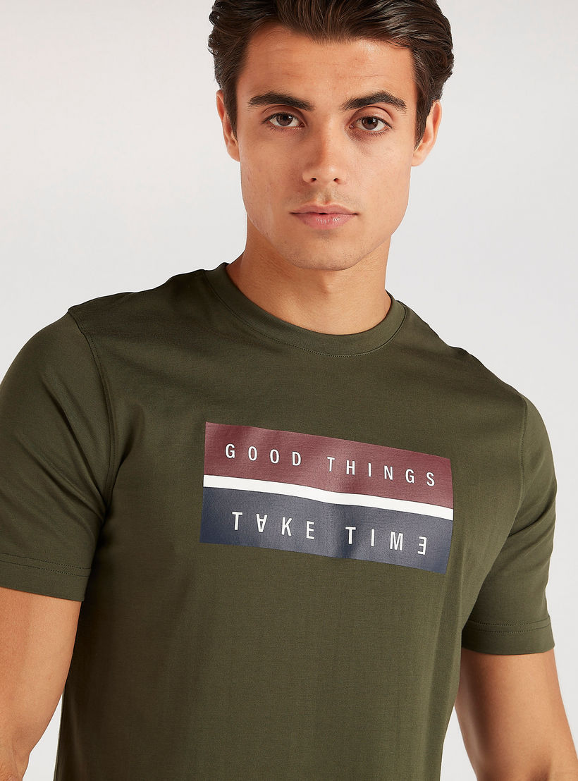 تيشيرت بياقة ضيّقة وأكمام قصيرة وطبعات-men-clothing-tshirtsandpolos-tshirts-image-3