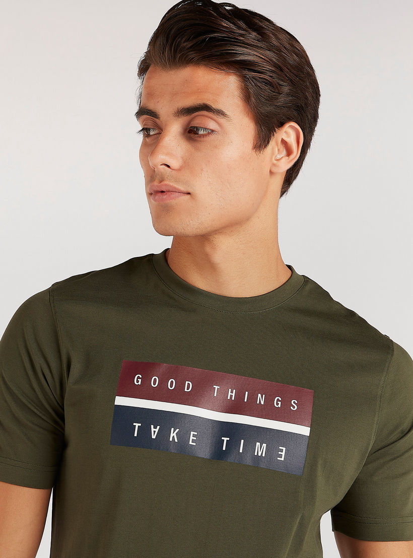تيشيرت بياقة ضيّقة وأكمام قصيرة وطبعات-men-clothing-tshirtsandpolos-tshirts-image-1