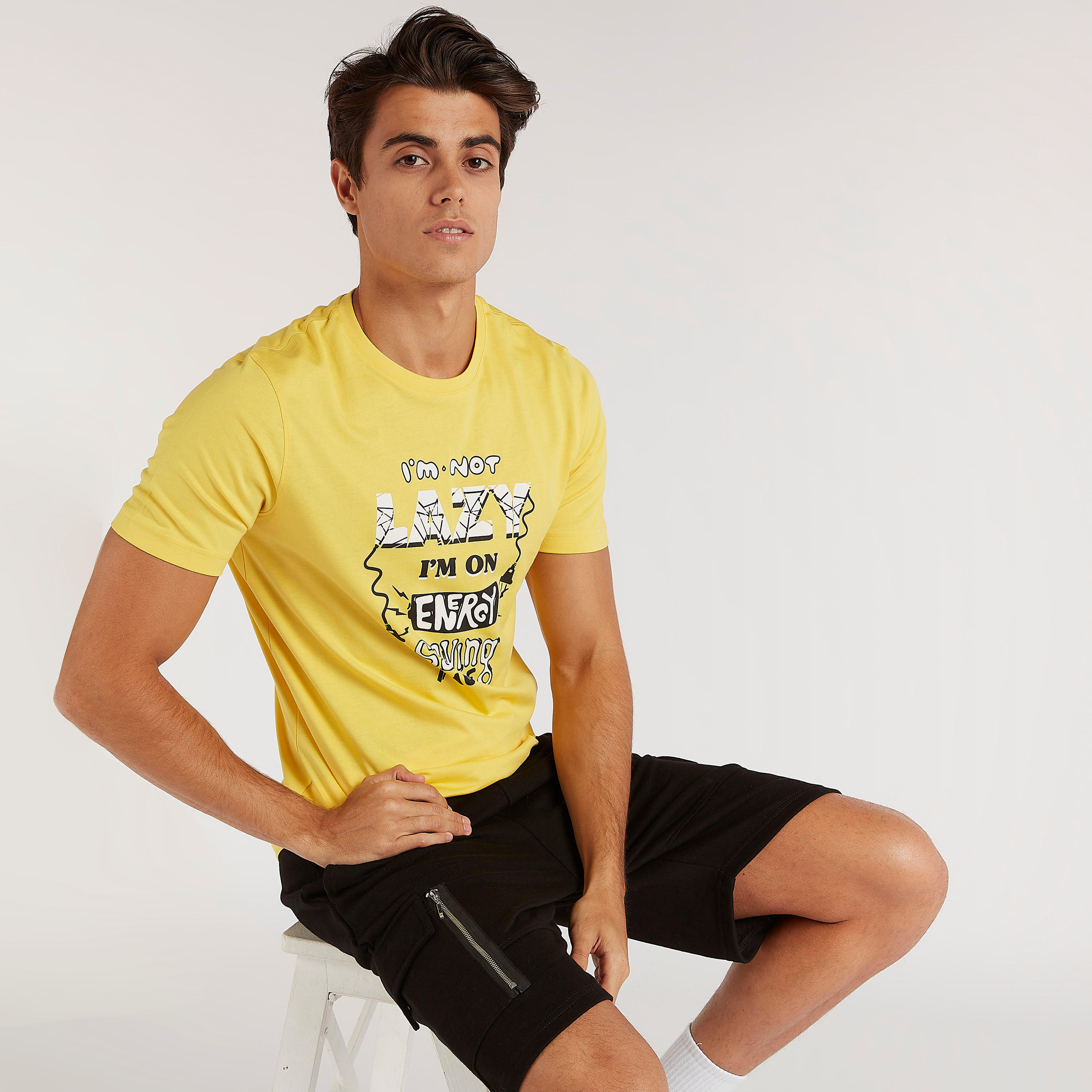 تيشيرت بياقة ضيّقة وأكمام قصيرة وطبعات تايبوجرافيك-men-clothing-tshirtsandpolos-tshirts-image-5