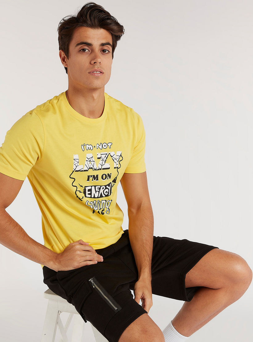 تيشيرت بياقة ضيّقة وأكمام قصيرة وطبعات تايبوجرافيك-men-clothing-tshirtsandpolos-tshirts-image-5
