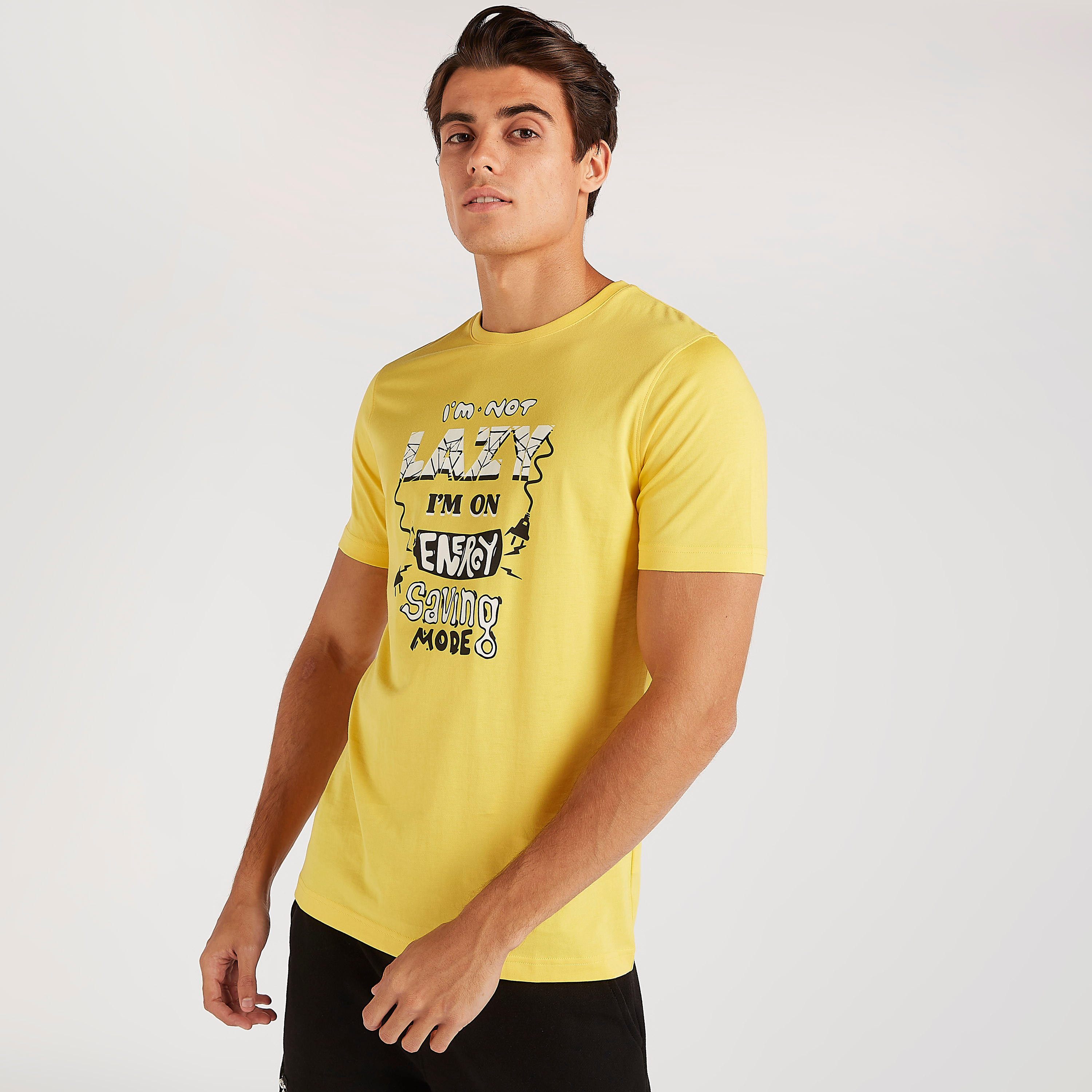 تيشيرت بياقة ضيّقة وأكمام قصيرة وطبعات تايبوجرافيك-men-clothing-tshirtsandpolos-tshirts-image-4