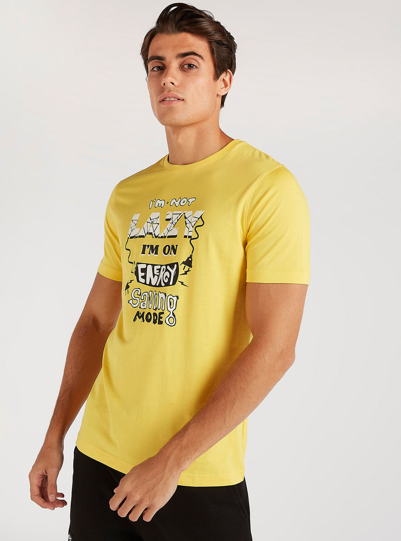 تيشيرت بياقة ضيّقة وأكمام قصيرة وطبعات تايبوجرافيك-men-clothing-tshirtsandpolos-tshirts-image-4