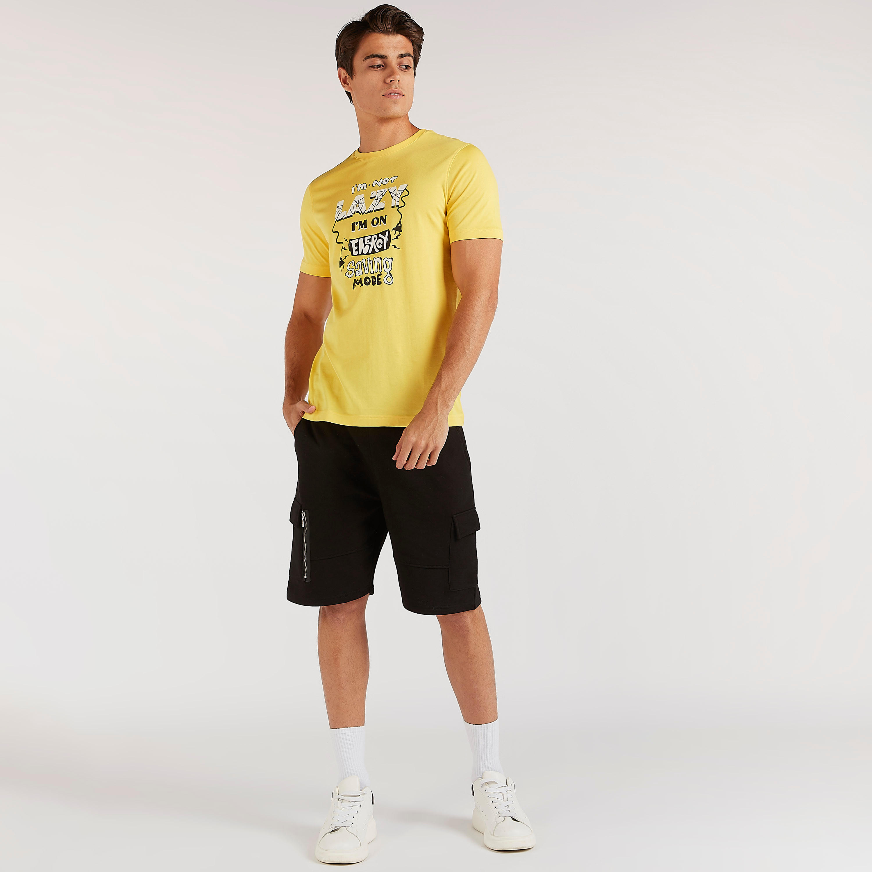 تيشيرت بياقة ضيّقة وأكمام قصيرة وطبعات تايبوجرافيك-men-clothing-tshirtsandpolos-tshirts-image-3