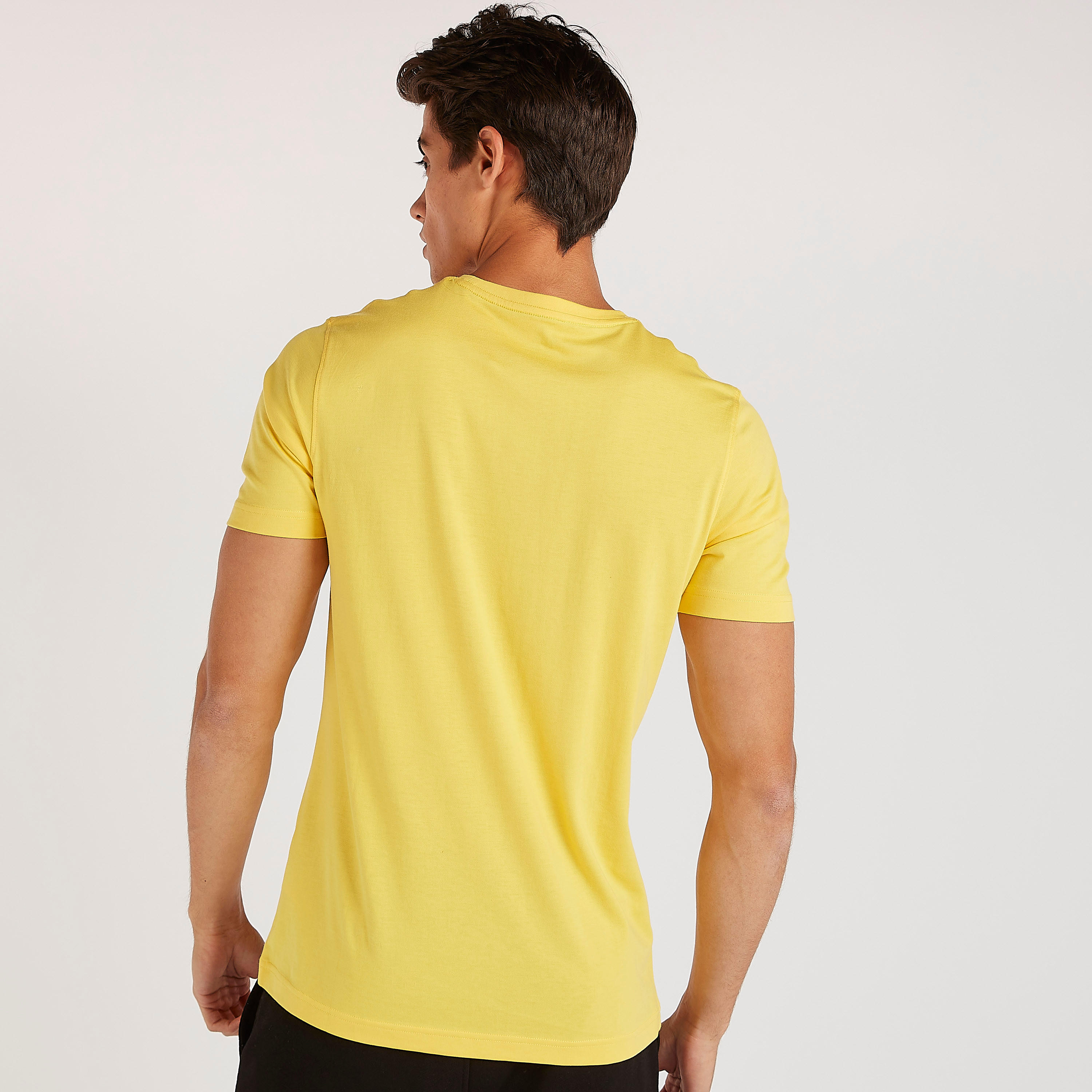 تيشيرت بياقة ضيّقة وأكمام قصيرة وطبعات تايبوجرافيك-men-clothing-tshirtsandpolos-tshirts-image-2