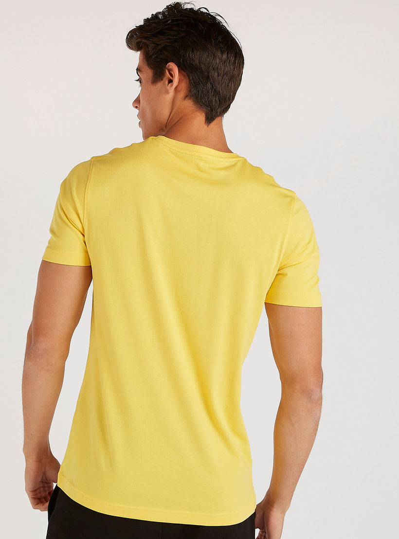 تيشيرت بياقة ضيّقة وأكمام قصيرة وطبعات تايبوجرافيك-men-clothing-tshirtsandpolos-tshirts-image-2