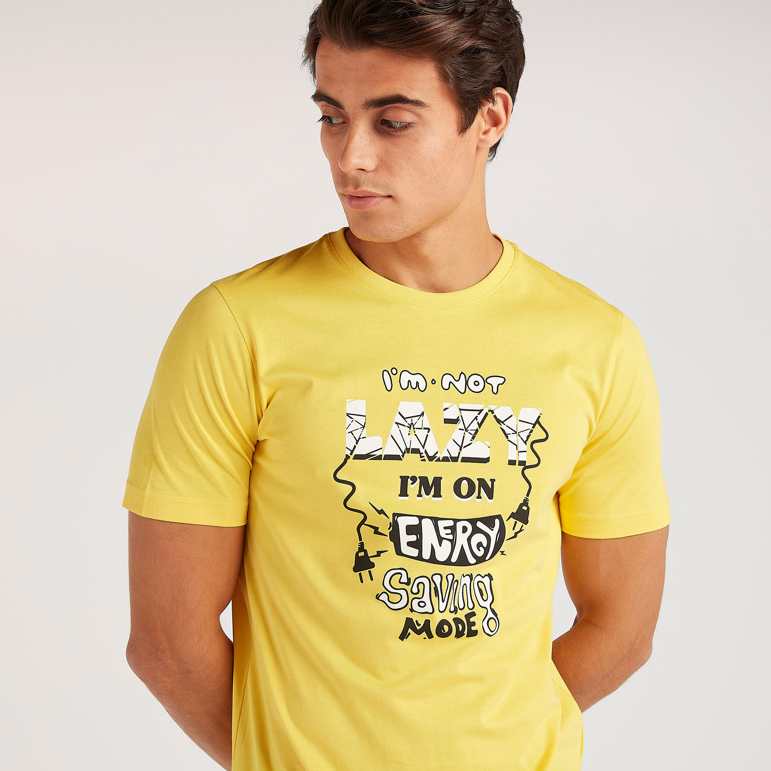 تيشيرت بياقة ضيّقة وأكمام قصيرة وطبعات تايبوجرافيك-men-clothing-tshirtsandpolos-tshirts-image-1