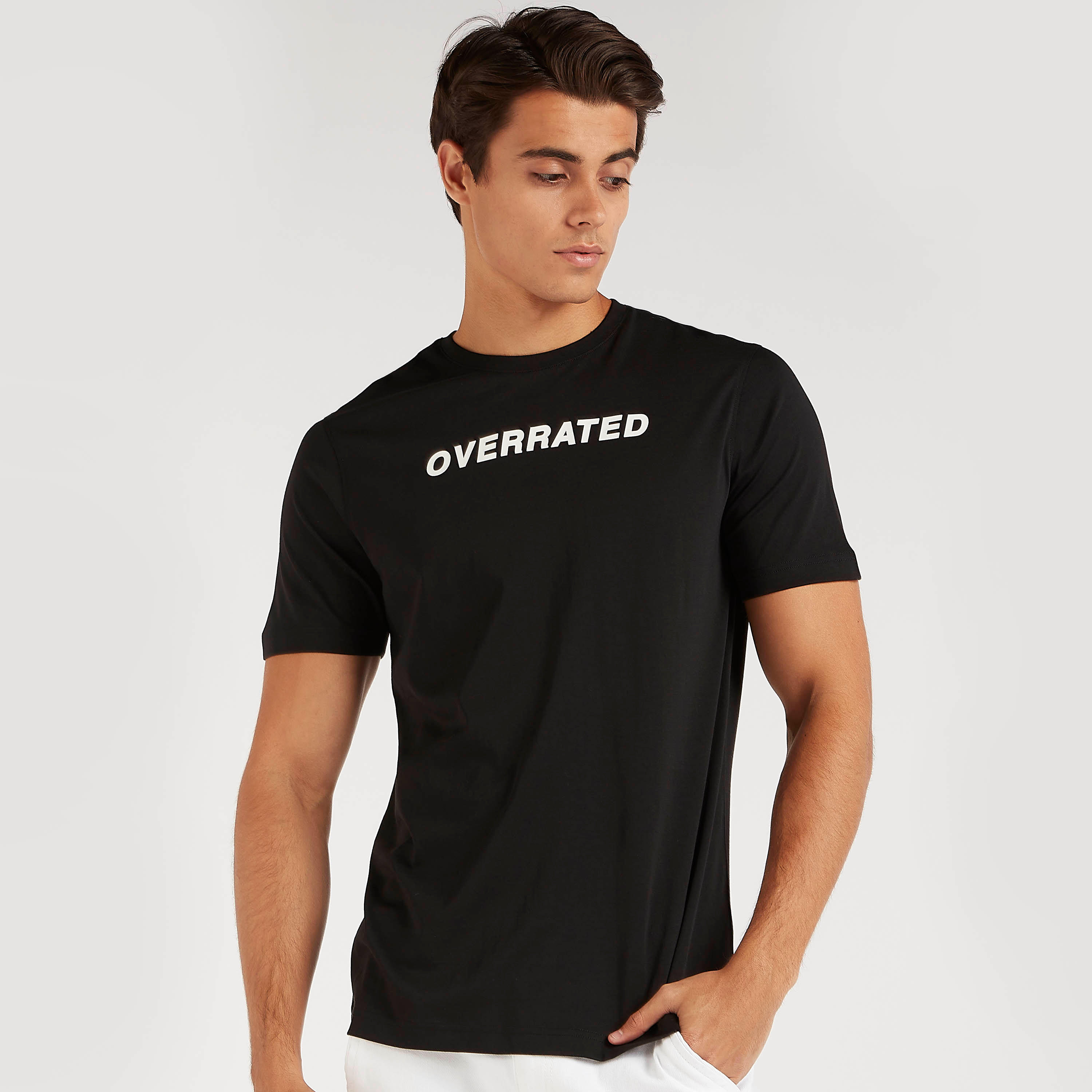 تيشيرت بياقة ضيّقة وأكمام قصيرة وطبعات تايبوجرافيك-men-clothing-tshirtsandpolos-tshirts-image-1