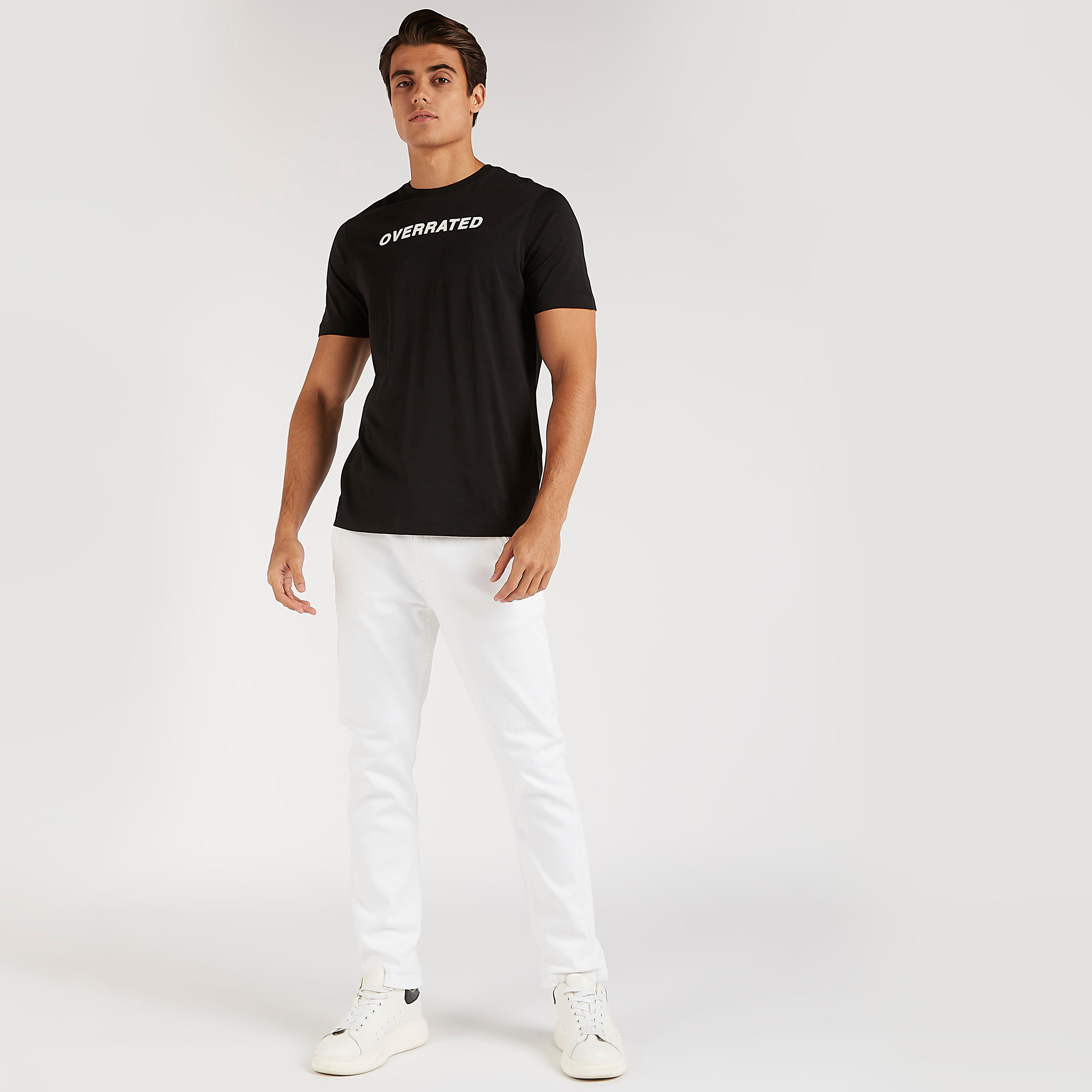 تيشيرت بياقة ضيّقة وأكمام قصيرة وطبعات تايبوجرافيك-men-clothing-tshirtsandpolos-tshirts-image-2