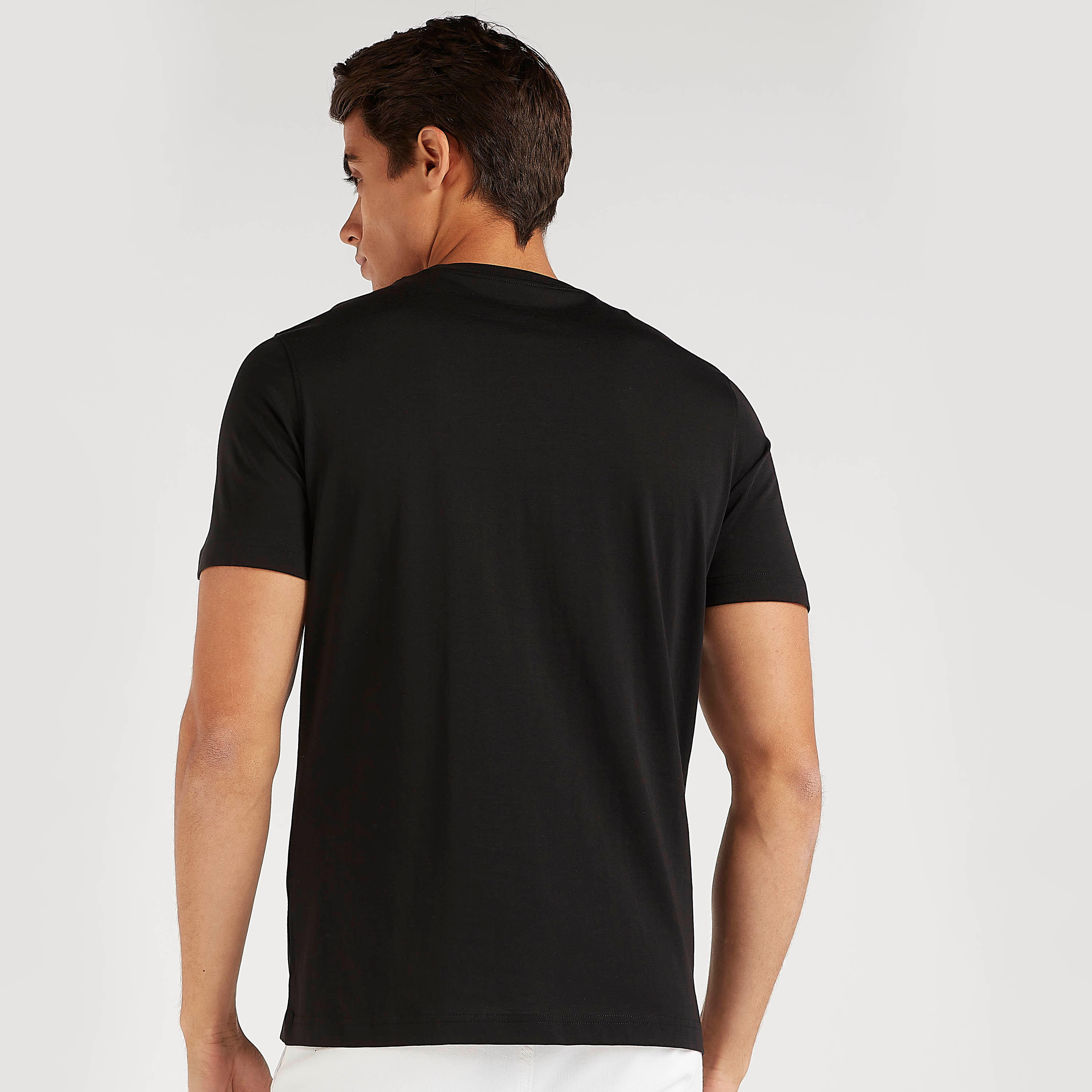 تيشيرت بياقة ضيّقة وأكمام قصيرة وطبعات تايبوجرافيك-men-clothing-tshirtsandpolos-tshirts-image-4