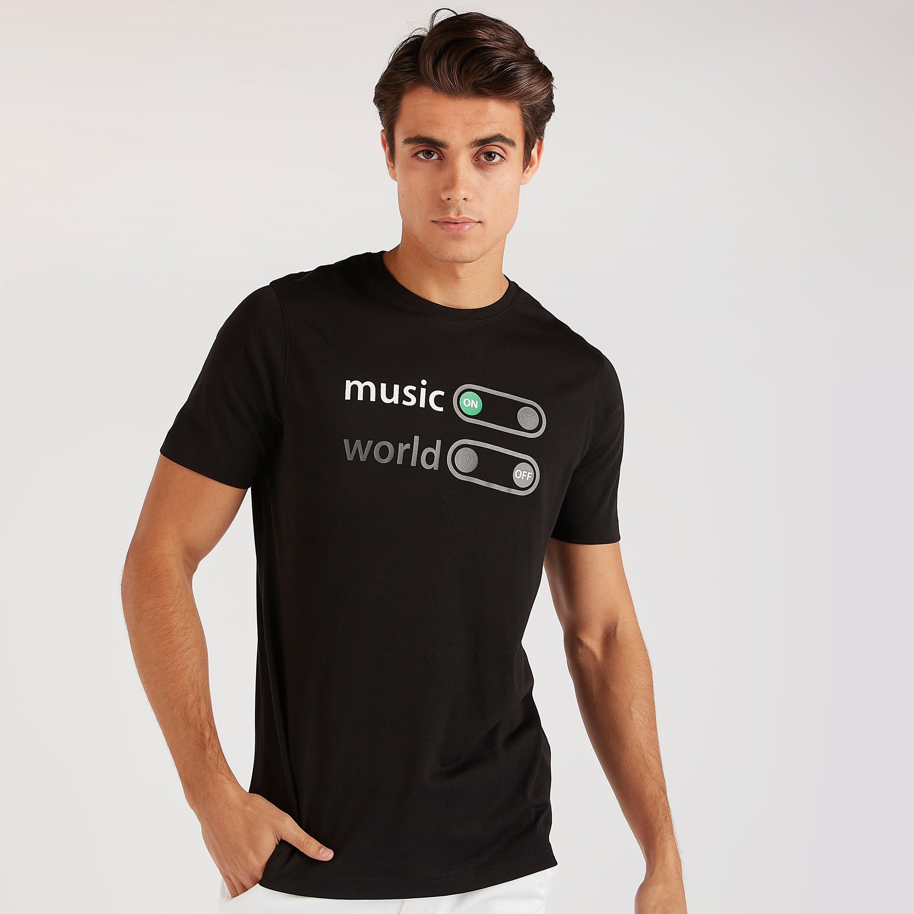 تيشيرت بياقة ضيّقة وأكمام قصيرة وطبعات تايبوجرافيك-men-clothing-tshirtsandpolos-tshirts-image-1