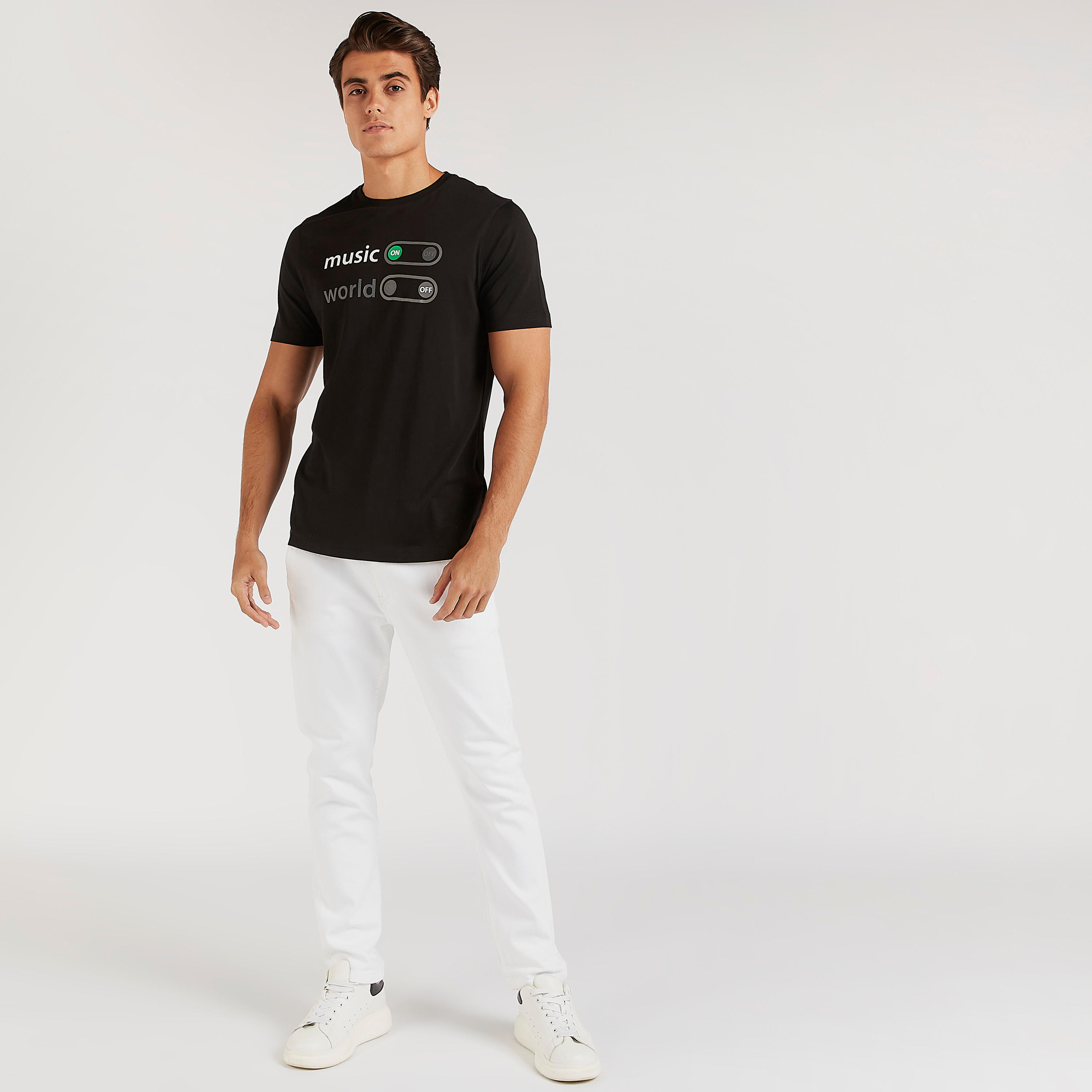 تيشيرت بياقة ضيّقة وأكمام قصيرة وطبعات تايبوجرافيك-men-clothing-tshirtsandpolos-tshirts-image-2