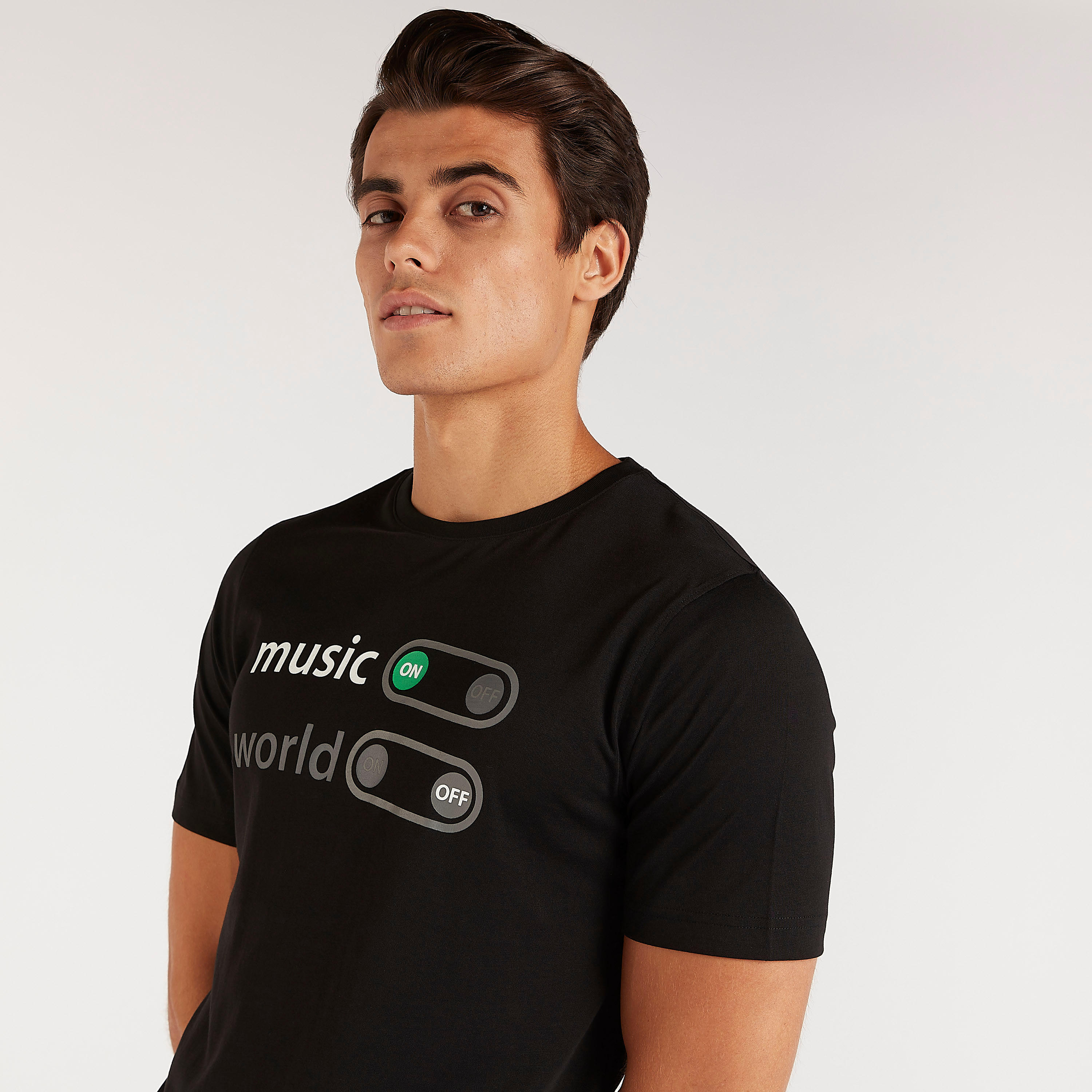 تيشيرت بياقة ضيّقة وأكمام قصيرة وطبعات تايبوجرافيك-men-clothing-tshirtsandpolos-tshirts-image-3