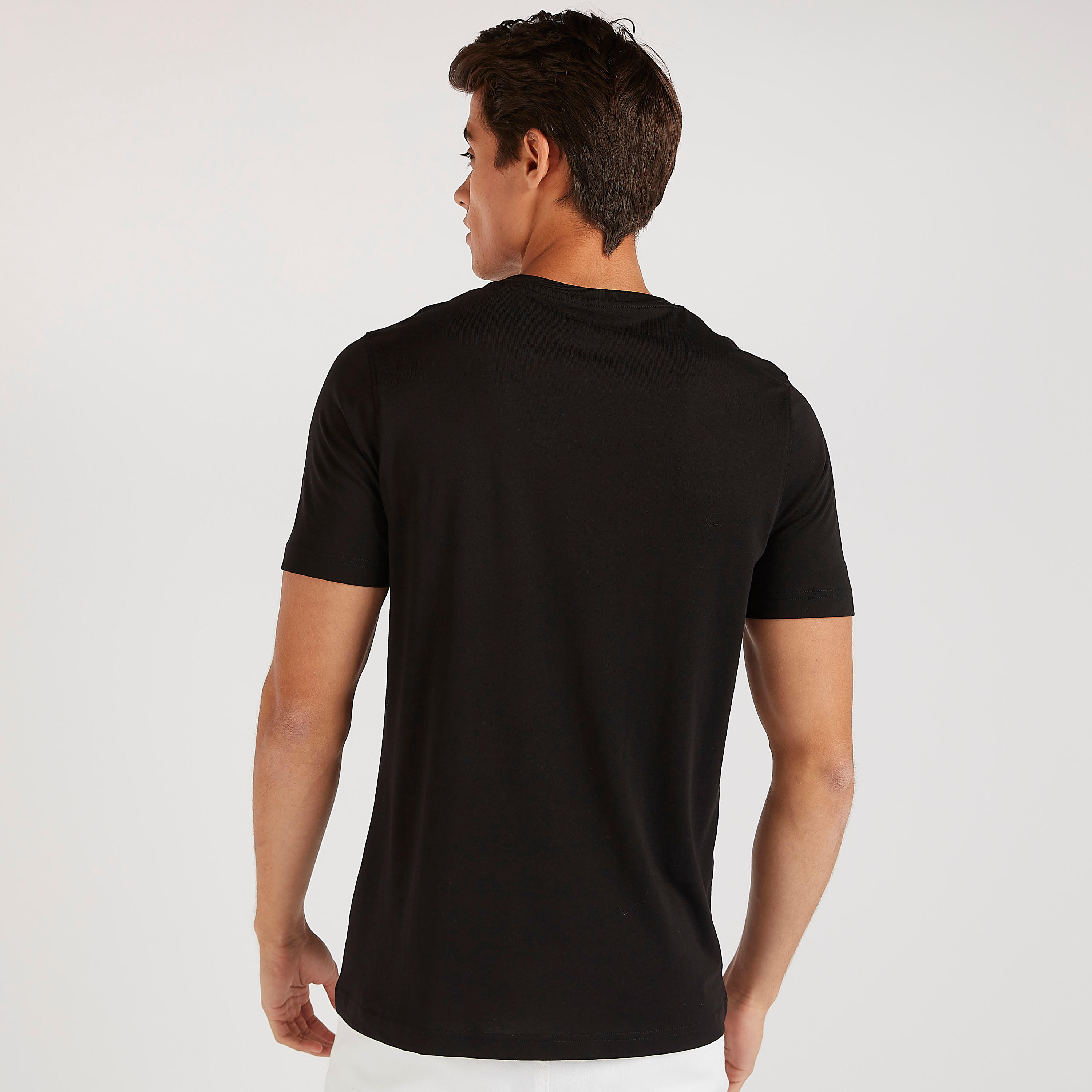 تيشيرت بياقة ضيّقة وأكمام قصيرة وطبعات تايبوجرافيك-men-clothing-tshirtsandpolos-tshirts-image-4