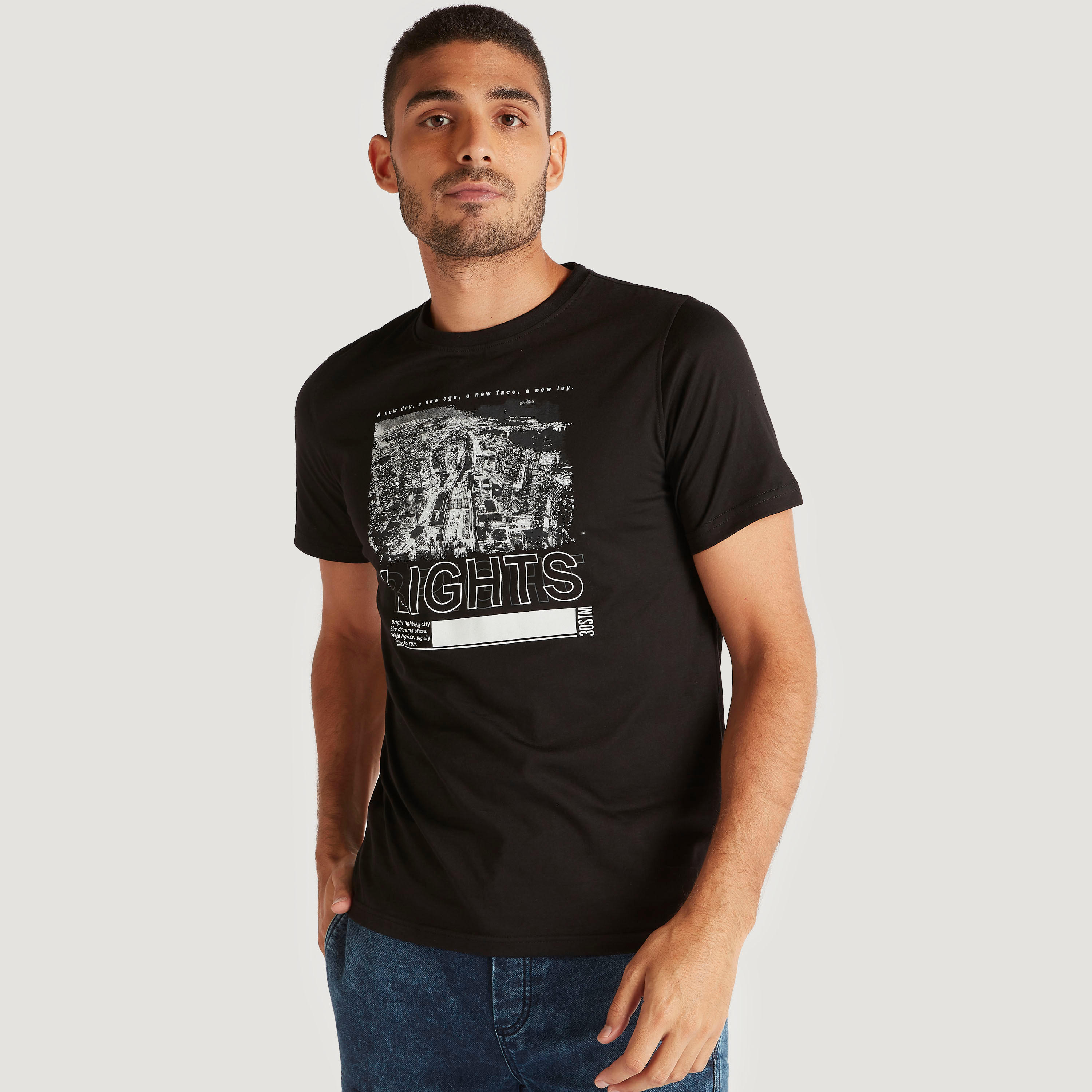 تيشيرت بياقة ضيّقة وأكمام قصيرة وطبعات-men-clothing-tshirtsandpolos-tshirts-image-1
