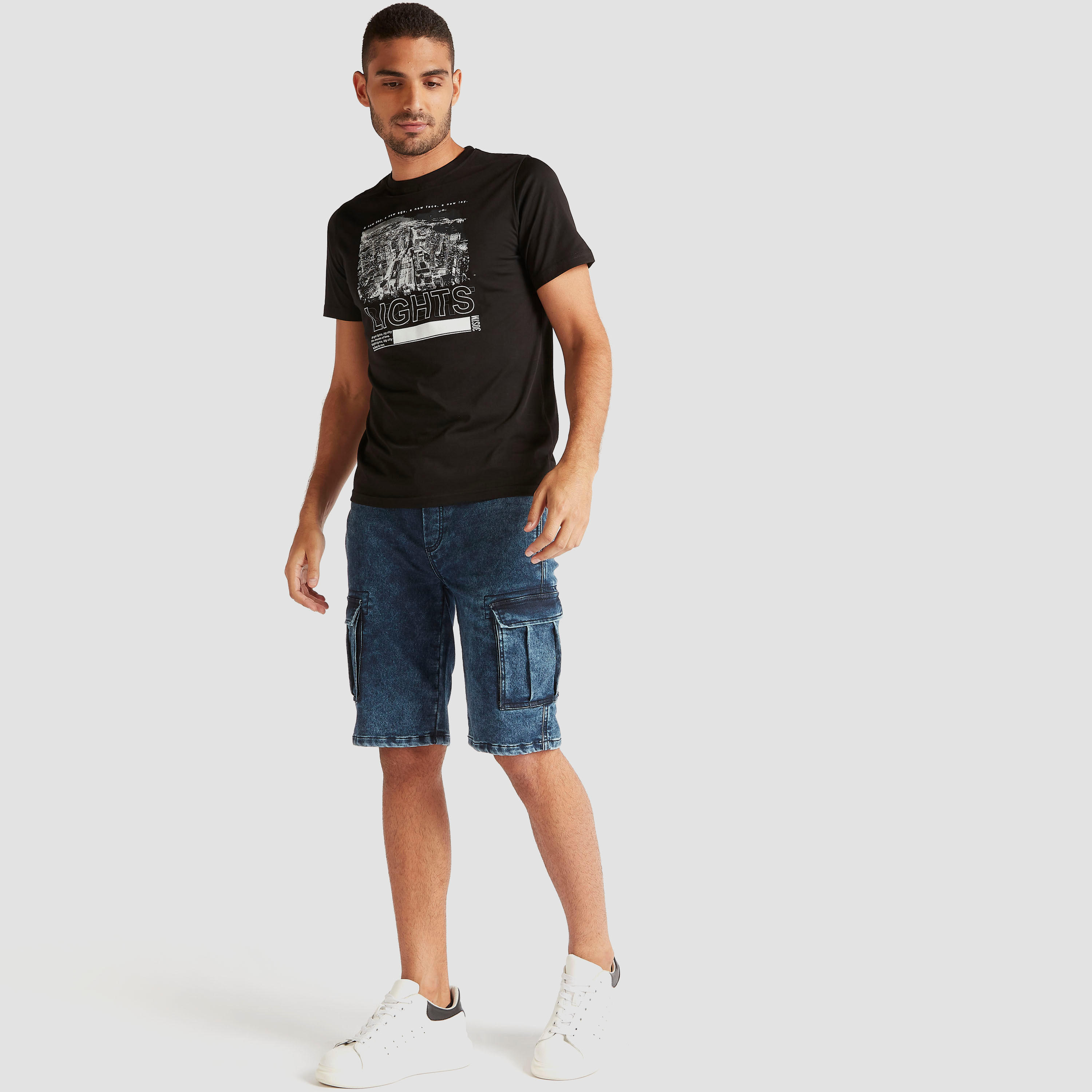 تيشيرت بياقة ضيّقة وأكمام قصيرة وطبعات-men-clothing-tshirtsandpolos-tshirts-image-2