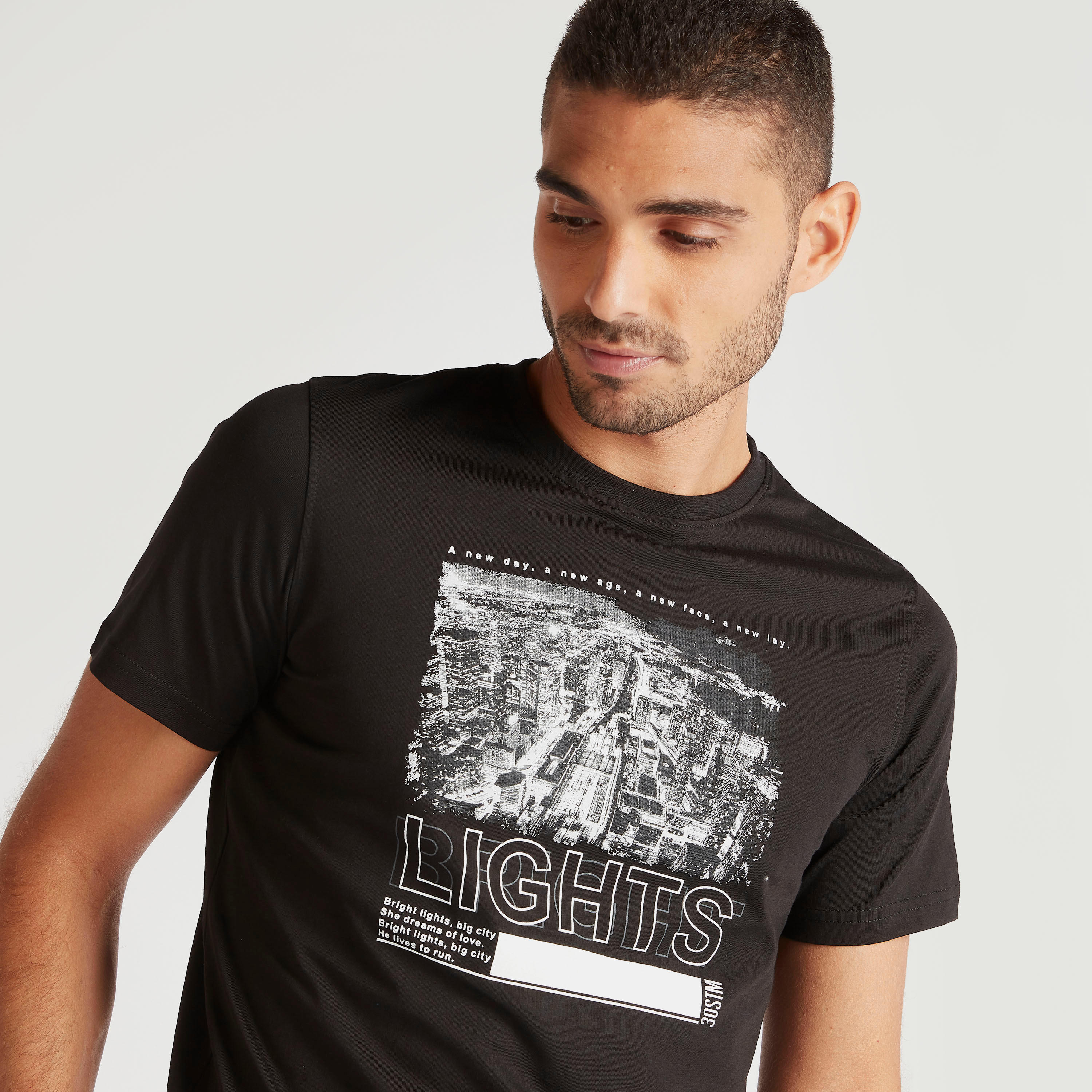 تيشيرت بياقة ضيّقة وأكمام قصيرة وطبعات-men-clothing-tshirtsandpolos-tshirts-image-3