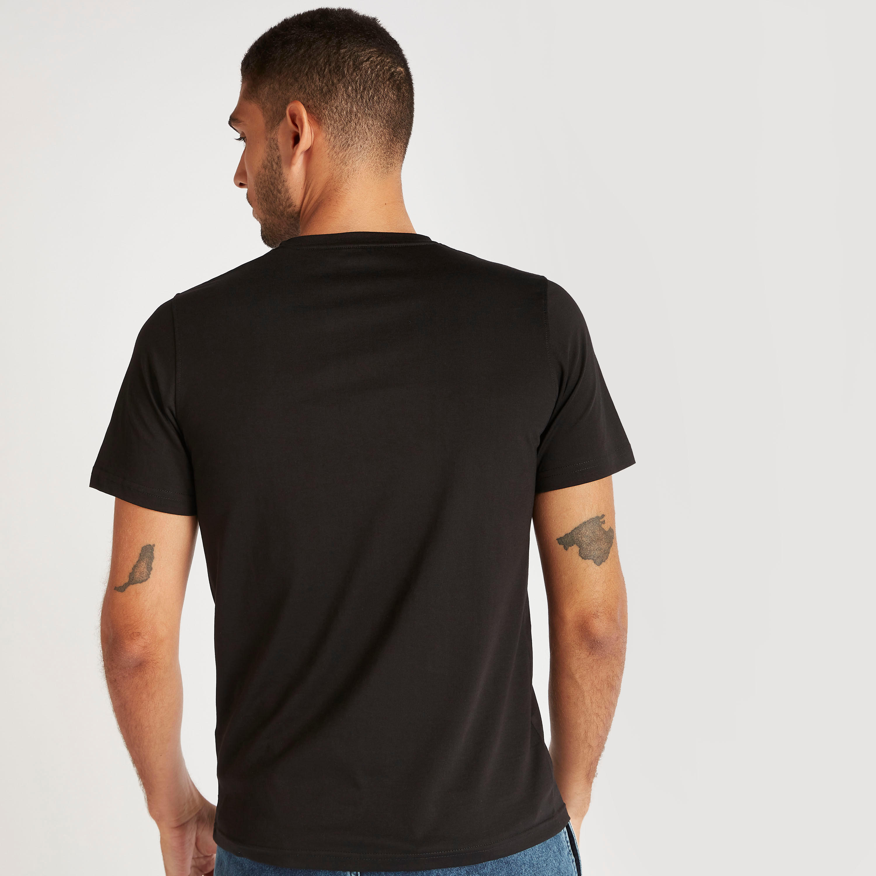 تيشيرت بياقة ضيّقة وأكمام قصيرة وطبعات-men-clothing-tshirtsandpolos-tshirts-image-4