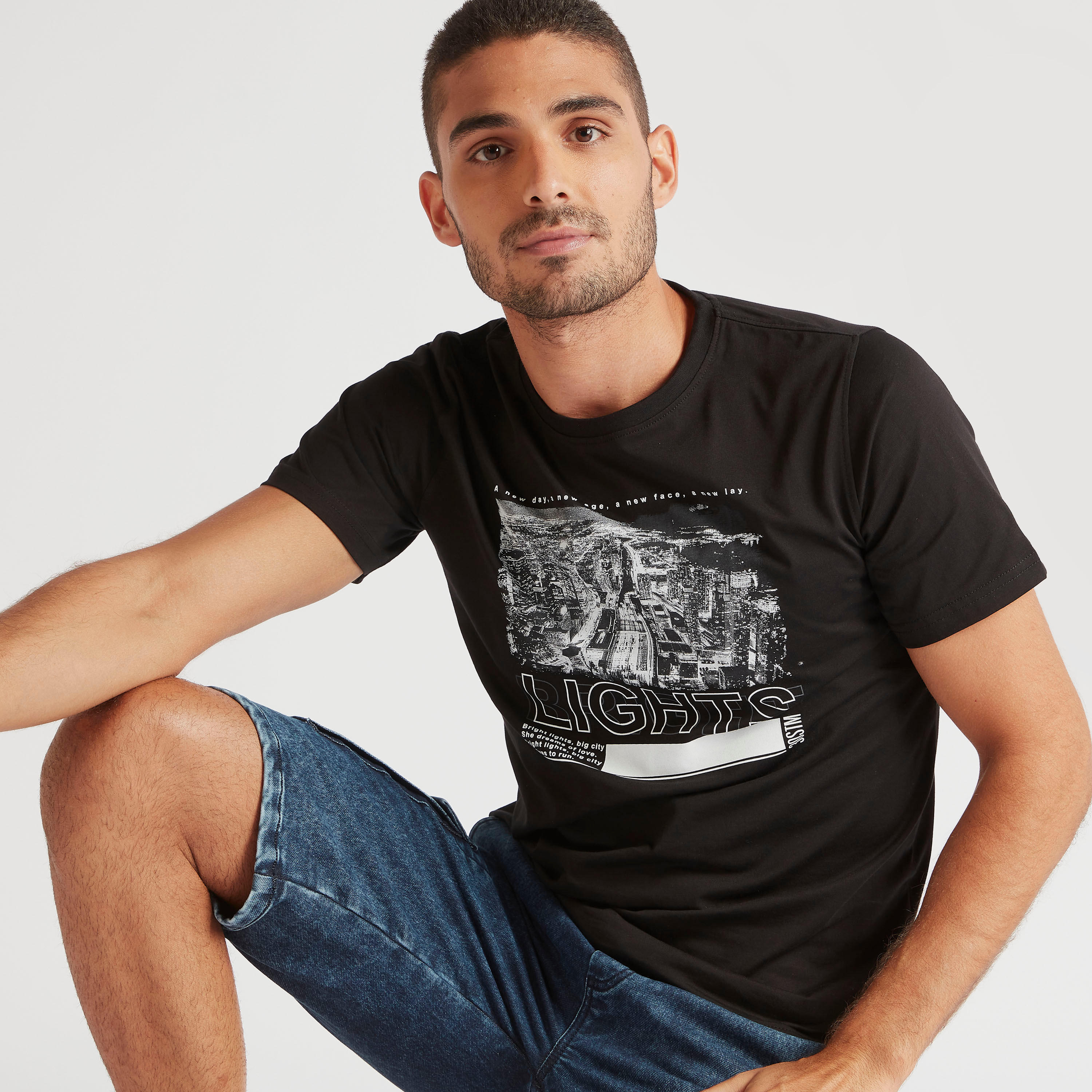تيشيرت بياقة ضيّقة وأكمام قصيرة وطبعات-men-clothing-tshirtsandpolos-tshirts-image-5