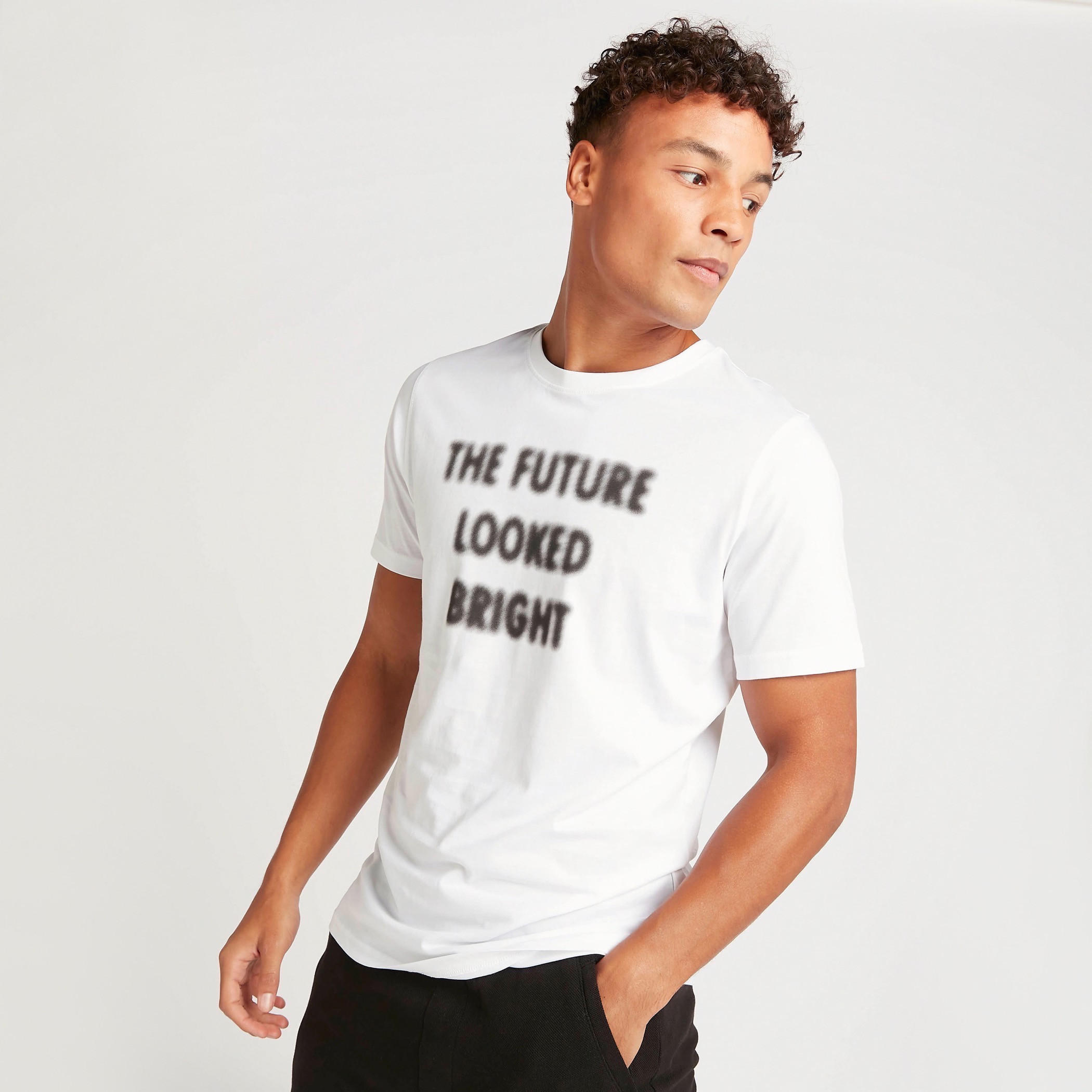 تيشيرت بياقة ضيّقة وأكمام قصيرة وطبعات-men-clothing-tshirtsandpolos-tshirts-image-1