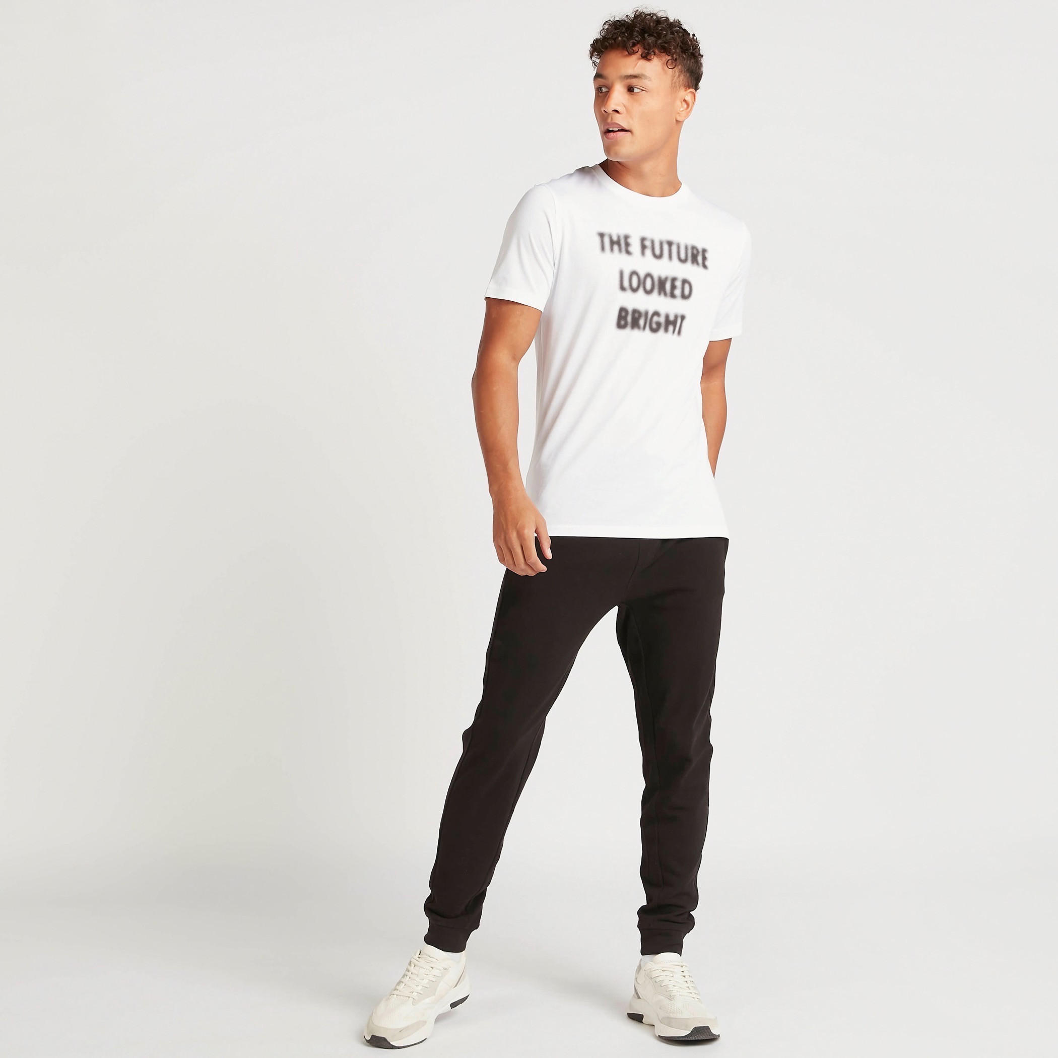 تيشيرت بياقة ضيّقة وأكمام قصيرة وطبعات-men-clothing-tshirtsandpolos-tshirts-image-2