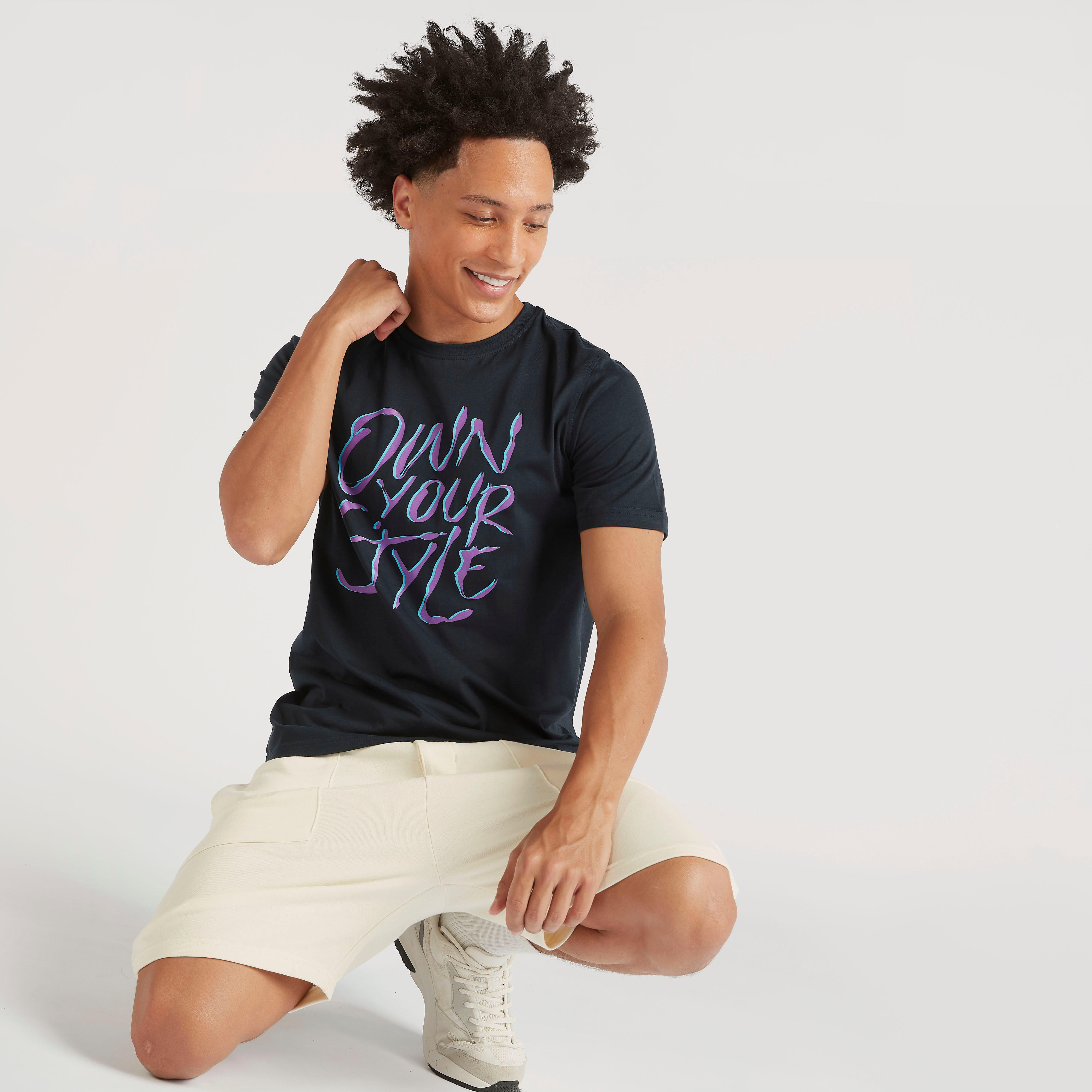 تيشيرت بياقة ضيّقة وأكمام قصيرة وطبعات-men-clothing-tshirtsandpolos-tshirts-image-1