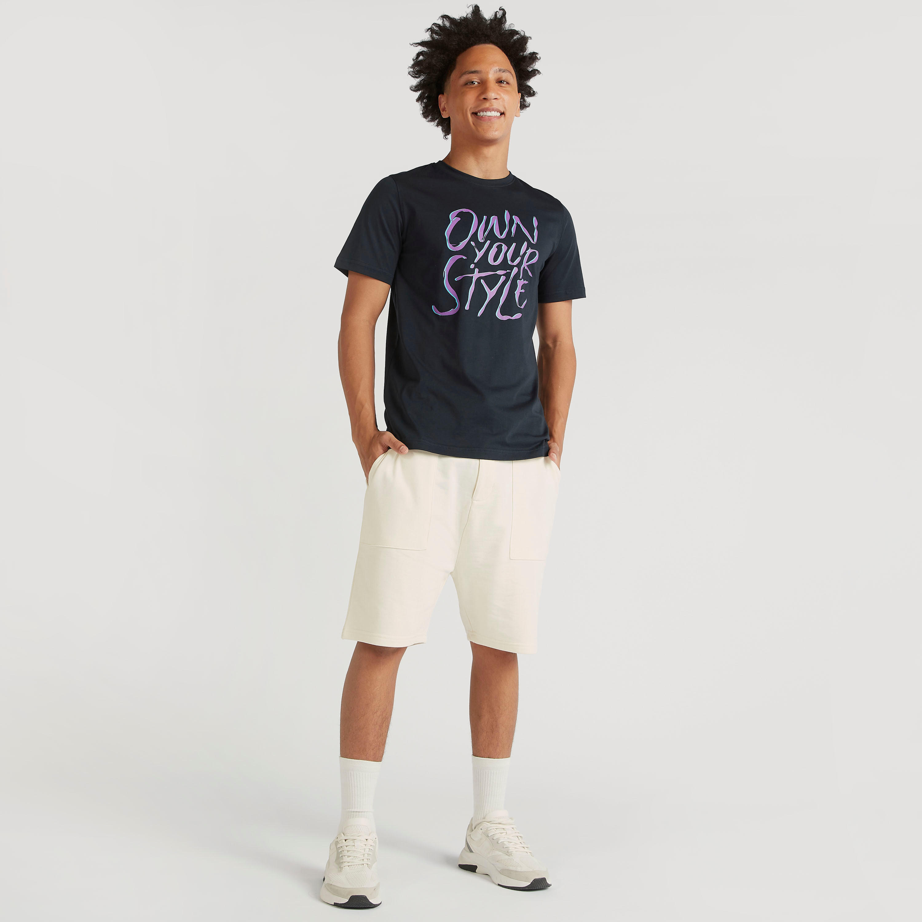 تيشيرت بياقة ضيّقة وأكمام قصيرة وطبعات-men-clothing-tshirtsandpolos-tshirts-image-2