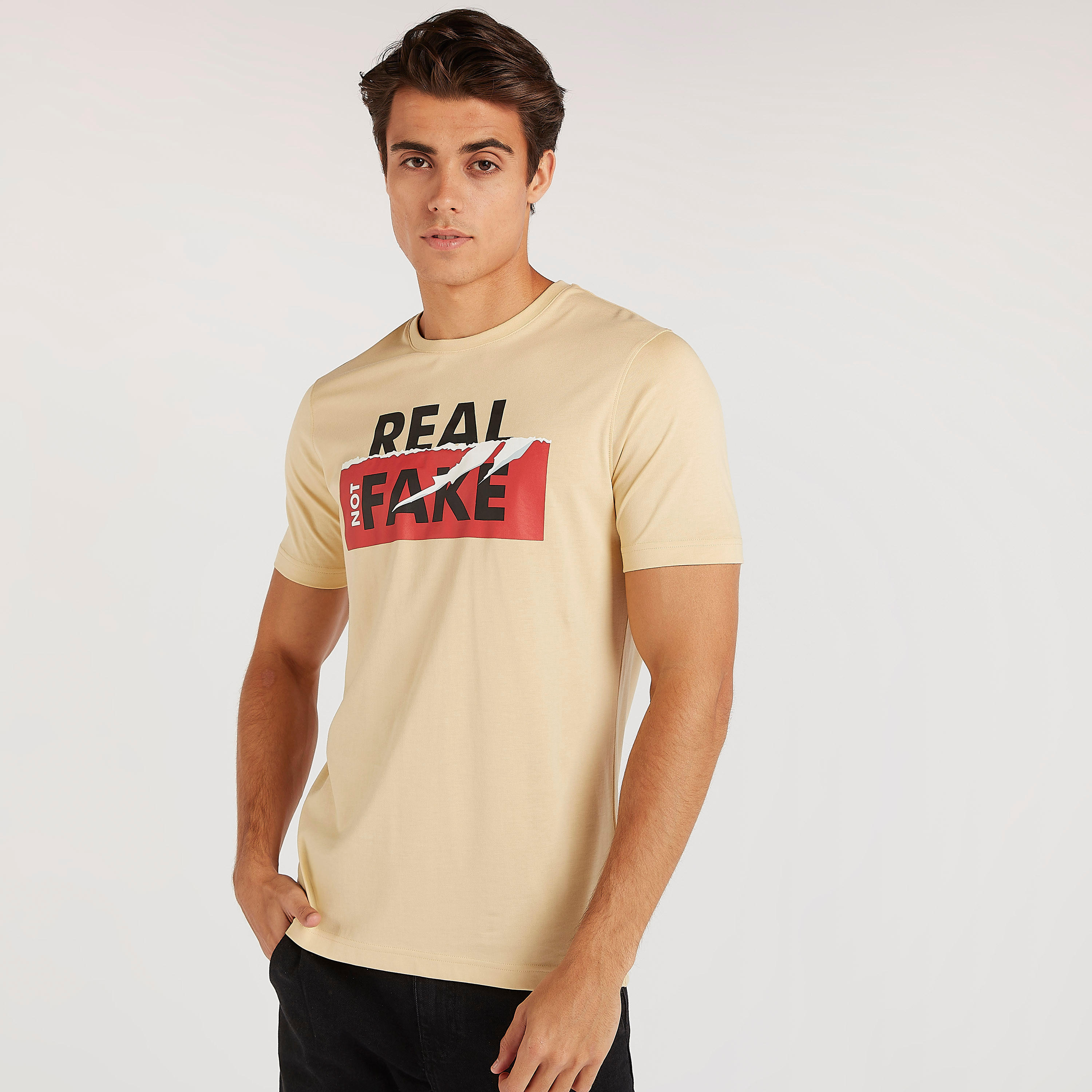 تيشيرت بياقة ضيّقة وأكمام قصيرة وطبعات-men-clothing-tshirtsandpolos-tshirts-image-1