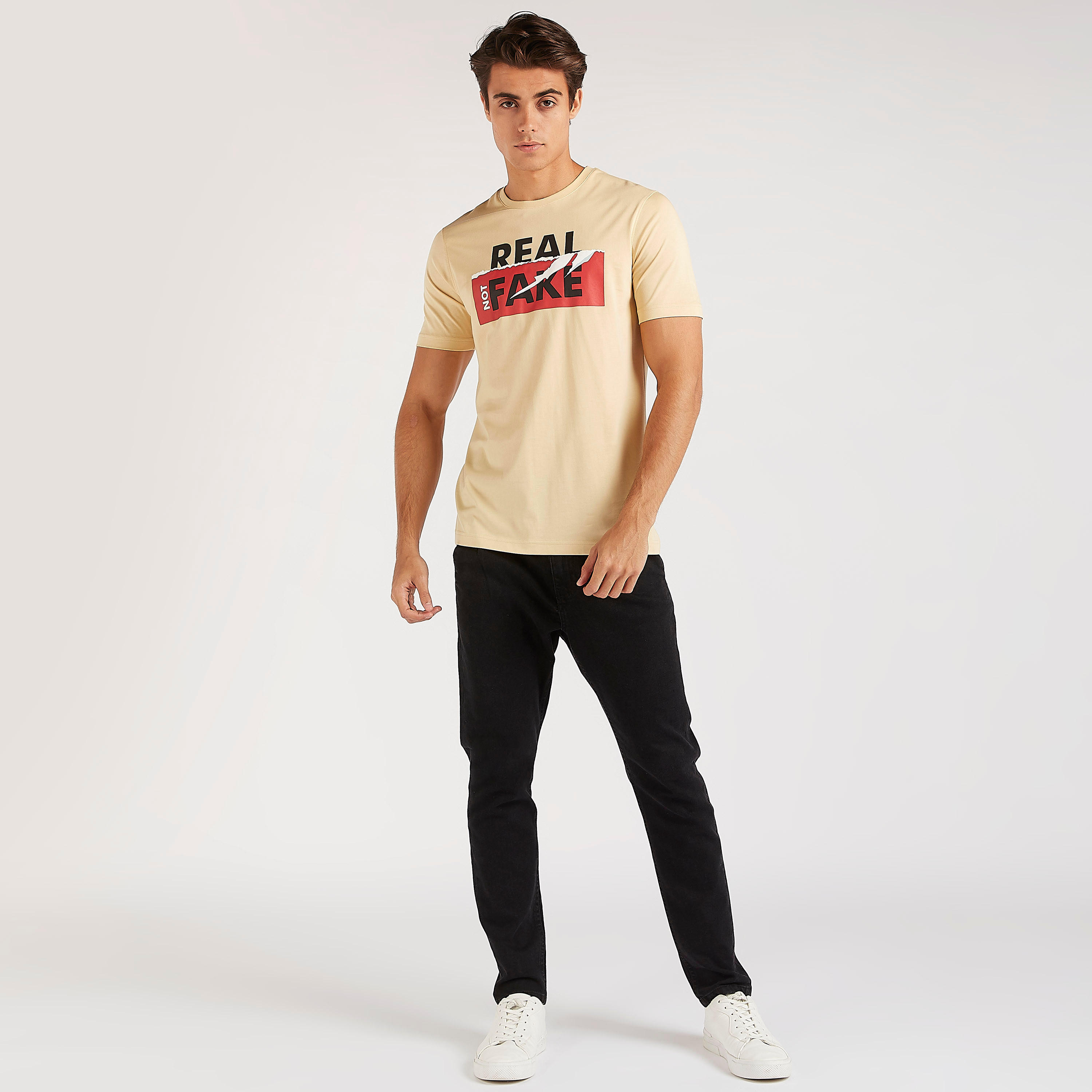 تيشيرت بياقة ضيّقة وأكمام قصيرة وطبعات-men-clothing-tshirtsandpolos-tshirts-image-2