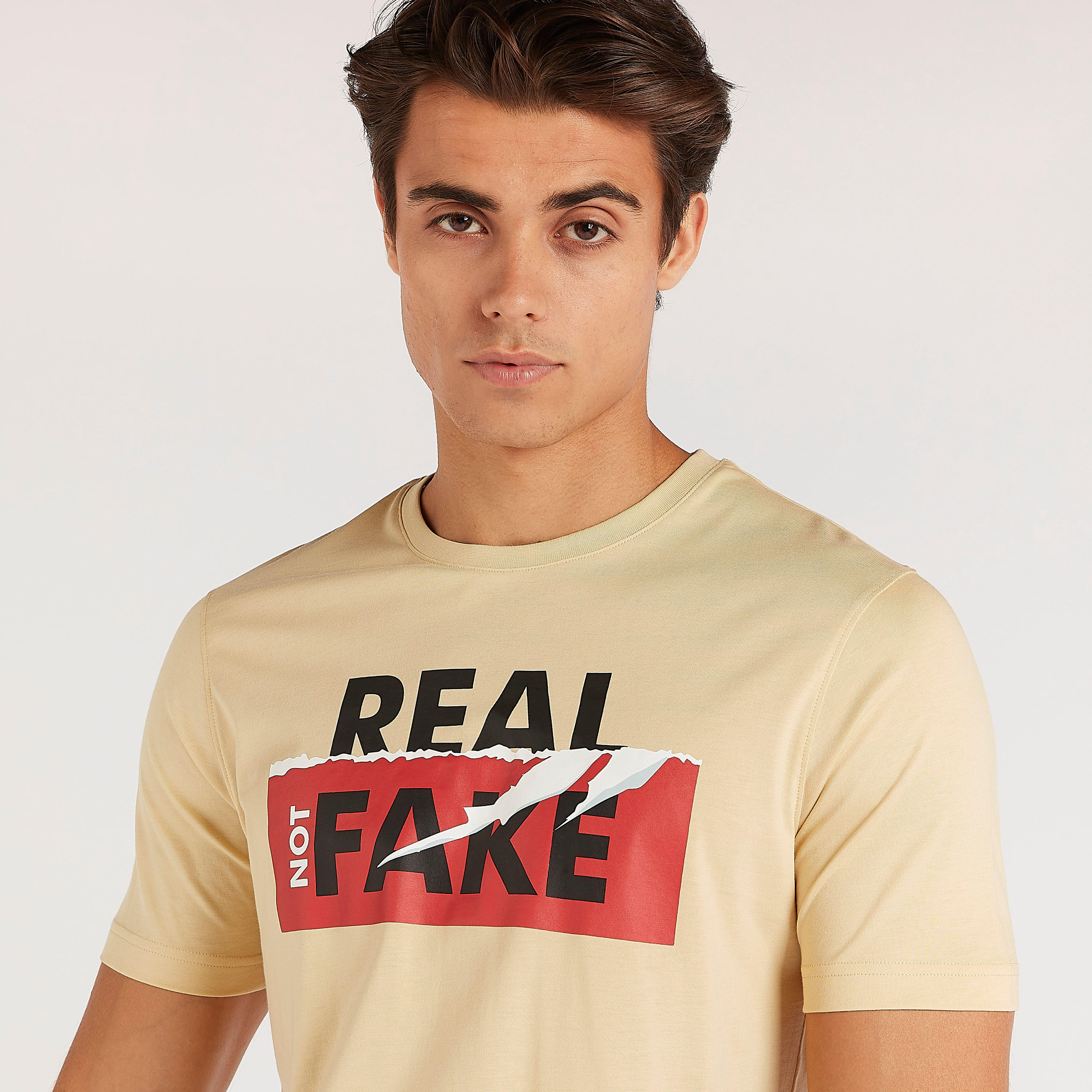 تيشيرت بياقة ضيّقة وأكمام قصيرة وطبعات-men-clothing-tshirtsandpolos-tshirts-image-3