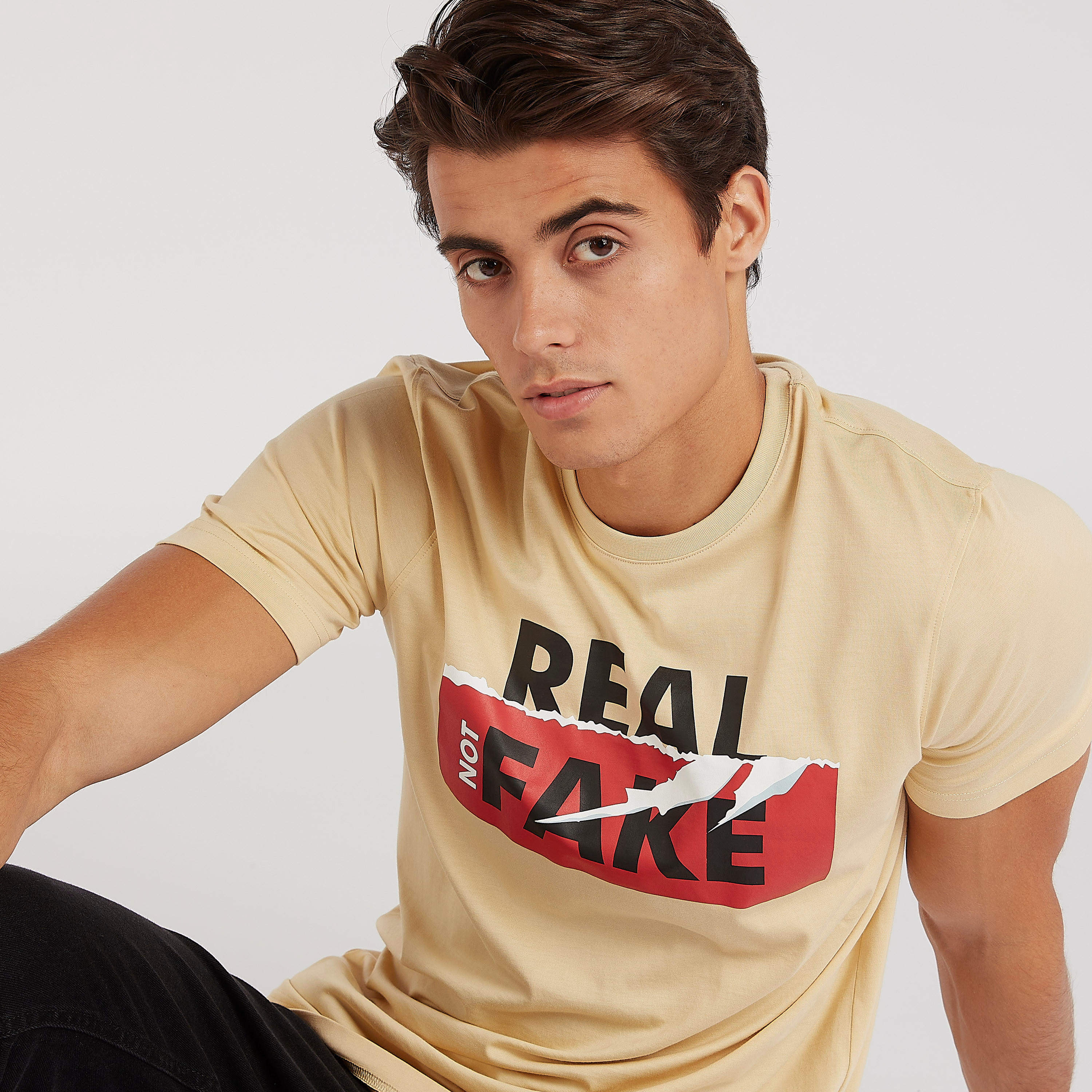 تيشيرت بياقة ضيّقة وأكمام قصيرة وطبعات-men-clothing-tshirtsandpolos-tshirts-image-5