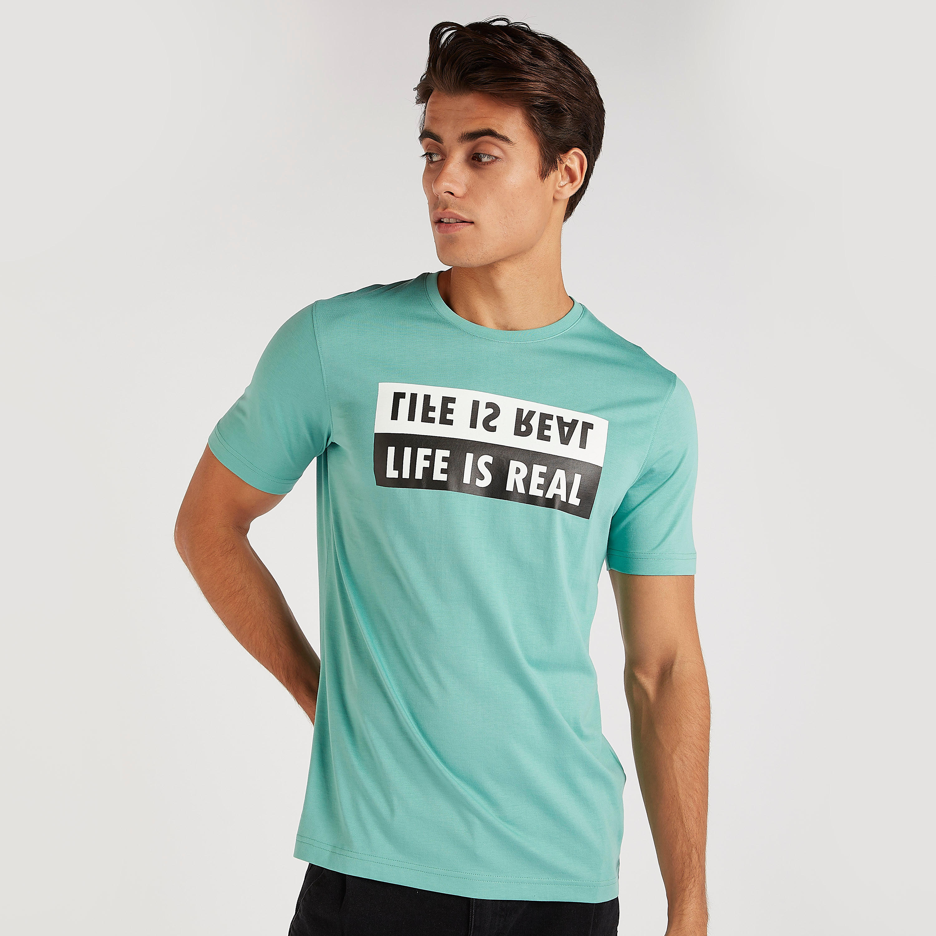 تيشيرت بياقة ضيّقة وأكمام قصيرة وطبعات-men-clothing-tshirtsandpolos-tshirts-image-1