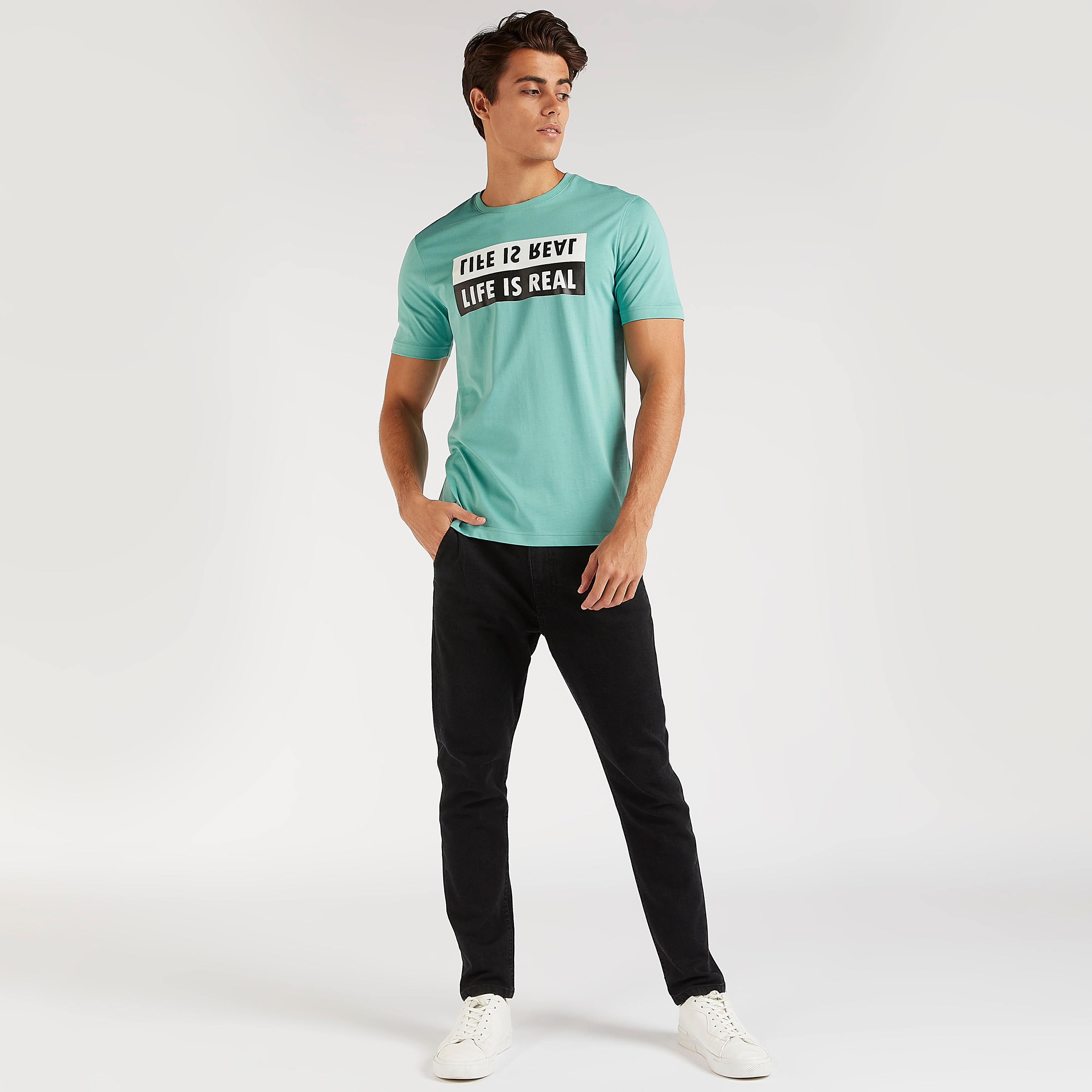 تيشيرت بياقة ضيّقة وأكمام قصيرة وطبعات-men-clothing-tshirtsandpolos-tshirts-image-2