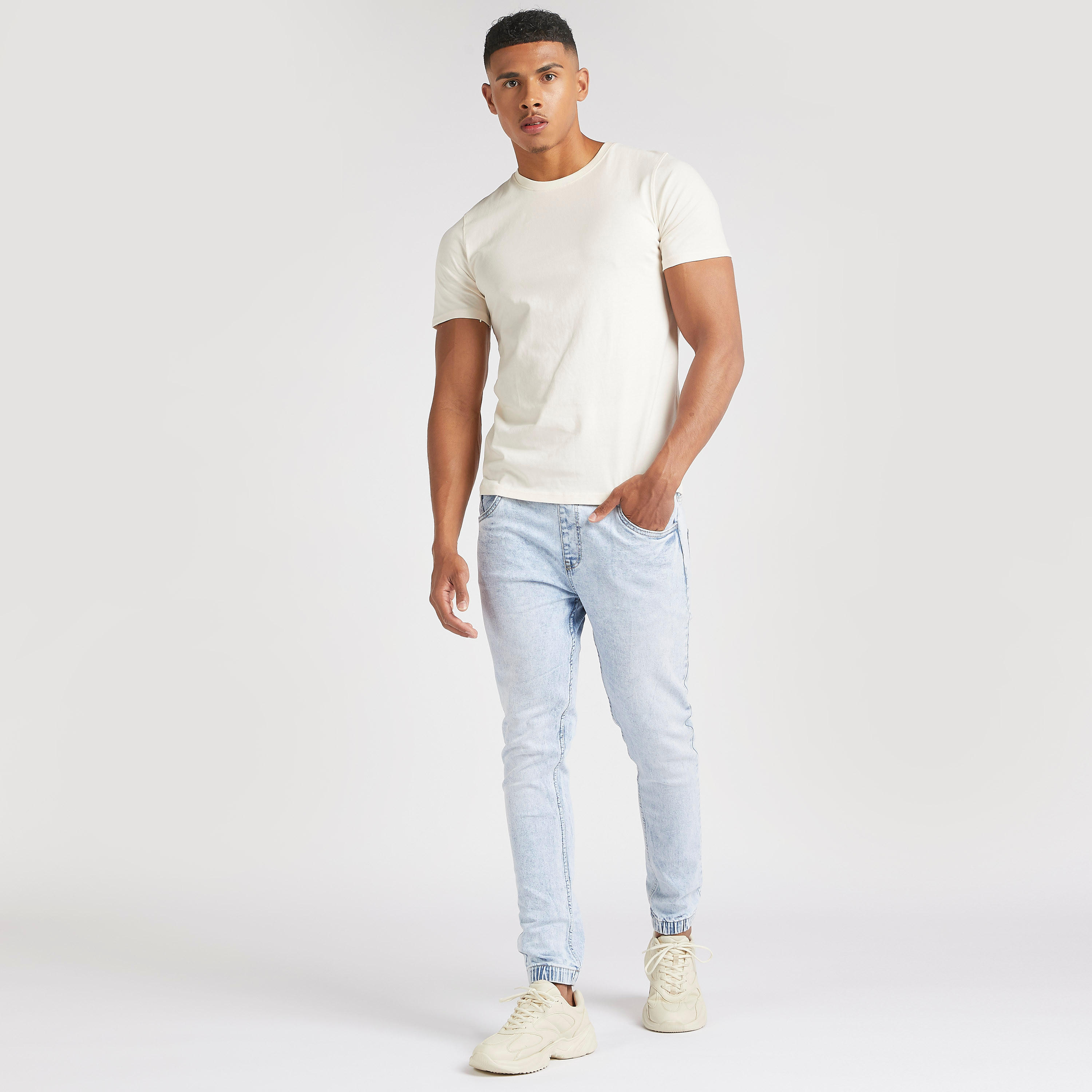 تيشيرت سادة بياقة ضيّقة وأكمام قصيرة-men-clothing-tshirtsandpolos-tshirts-image-3